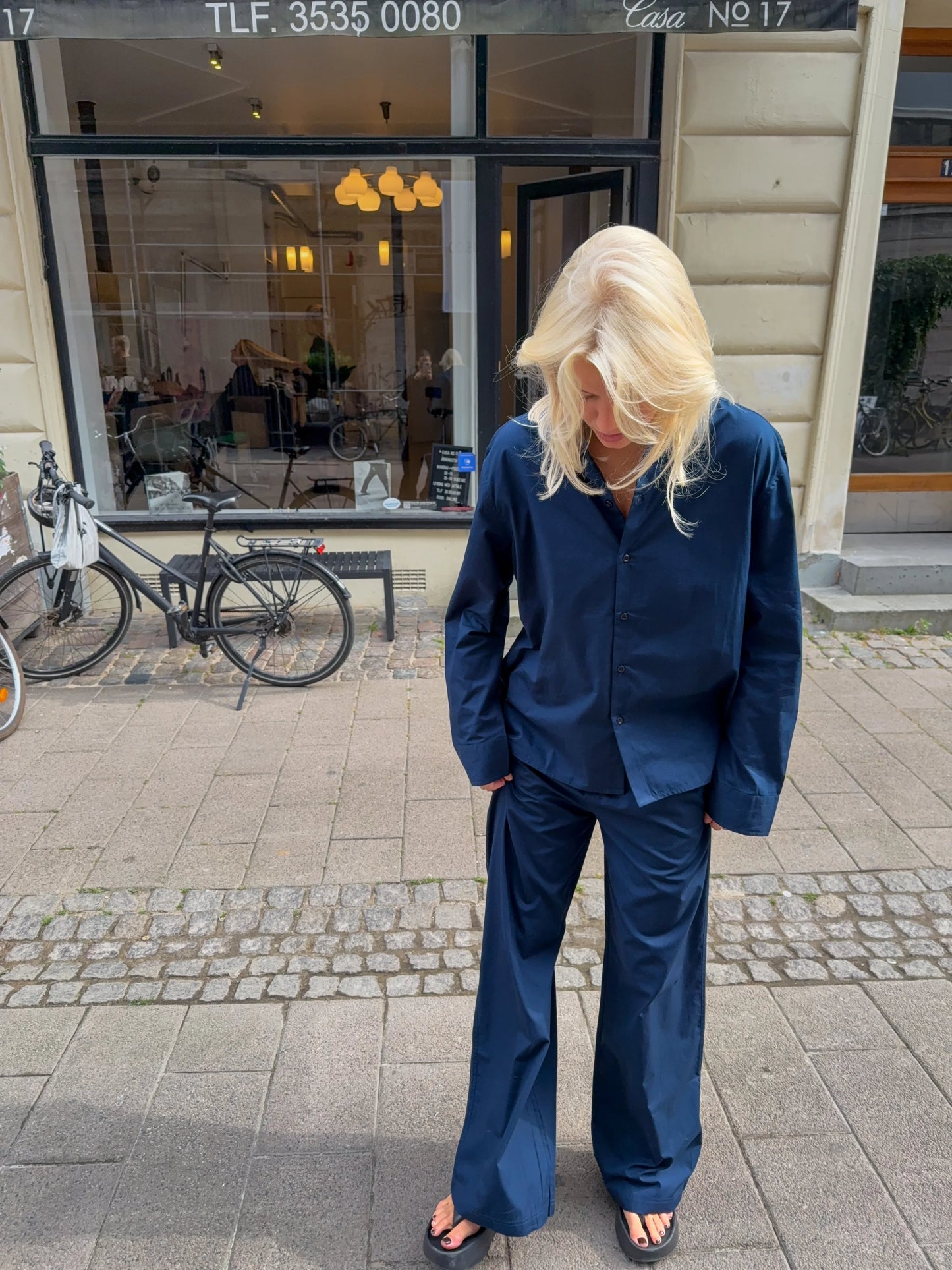 Sofie är 170 cm lång och bär storlek M. | mörkblå