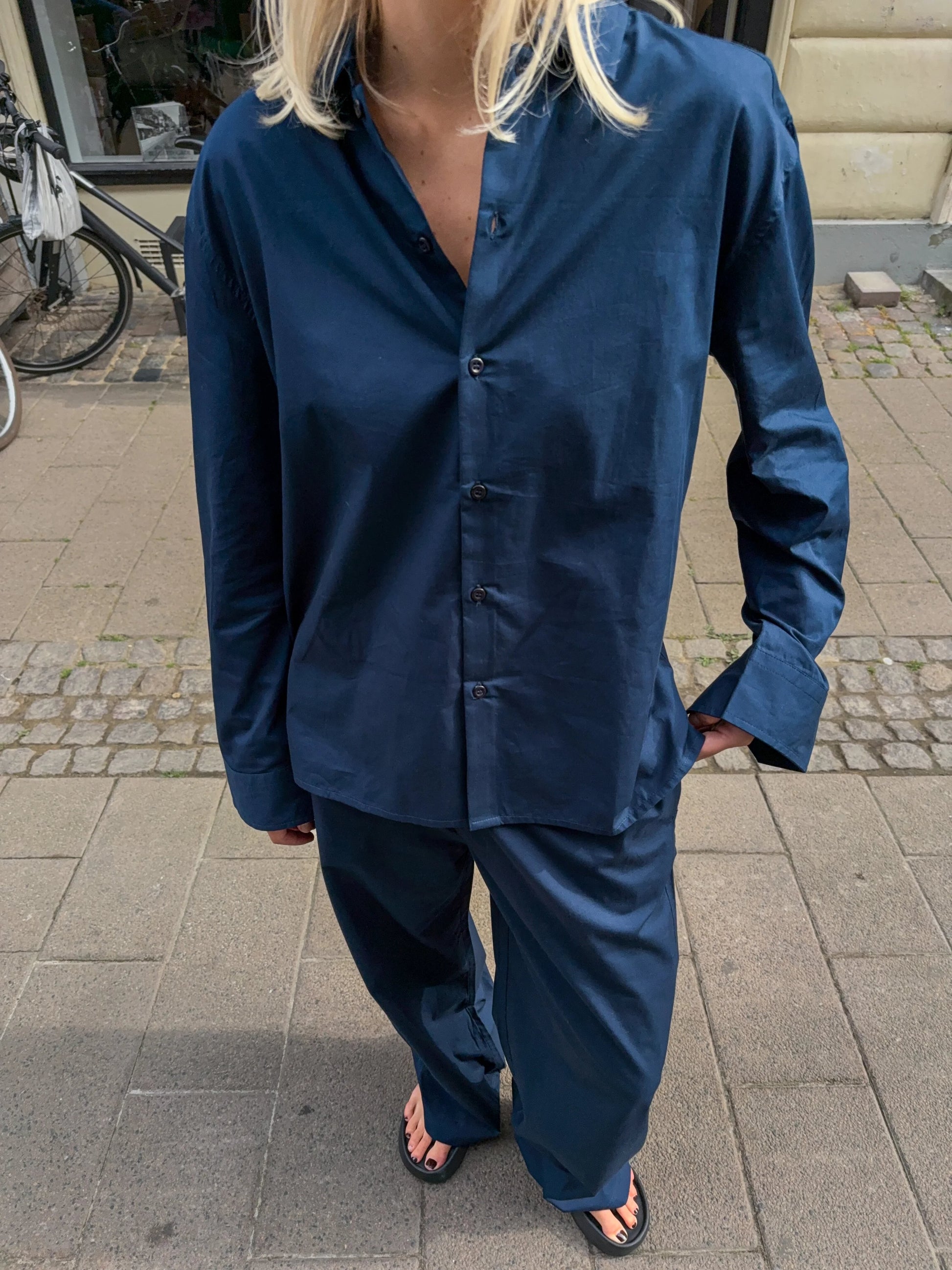 Sofie är 170 cm lång och bär storlek M. | mörkblå