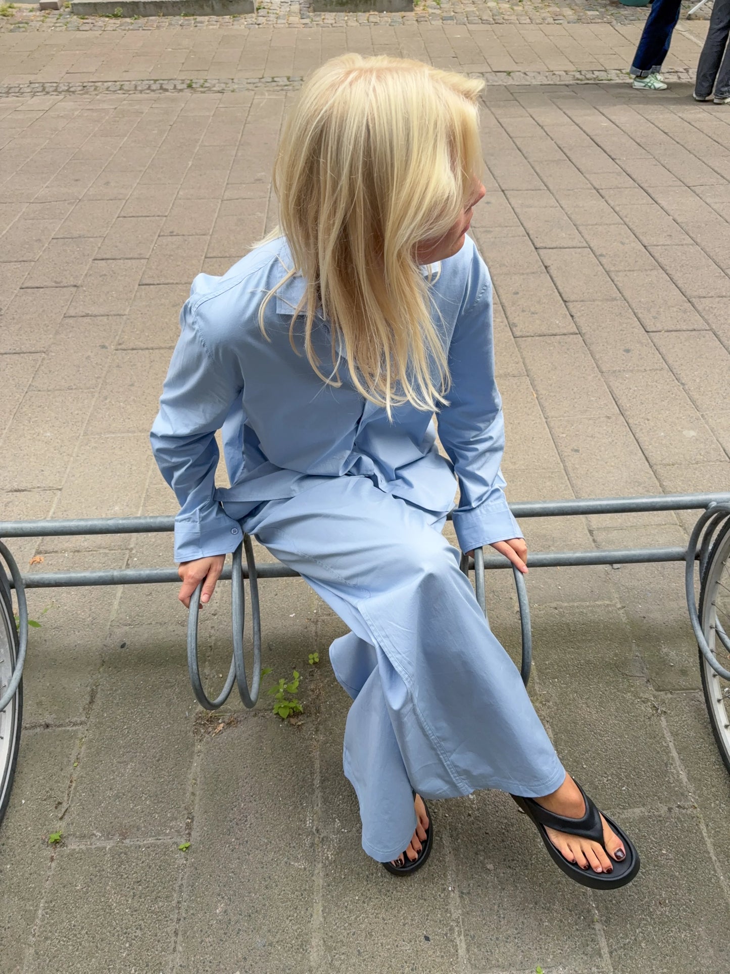 Sofie är 170 cm lång och bär storlek M. | ljusblå