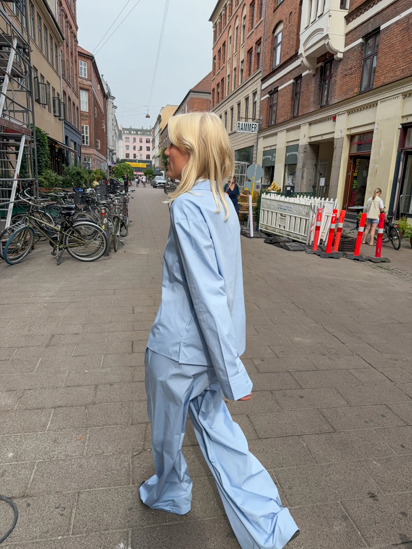 Sofie är 170 cm lång och bär storlek M. | ljusblå