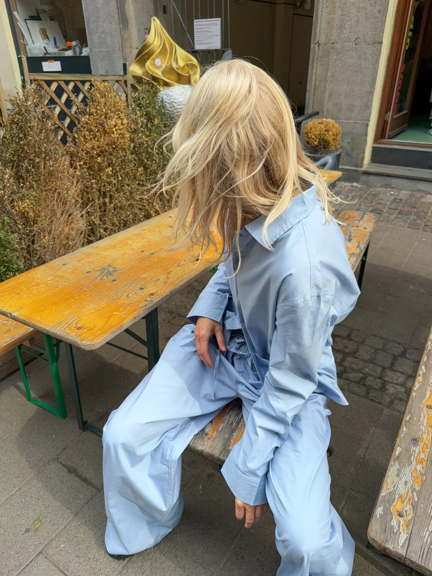 Sofie är 170 cm lång och bär storlek M. | ljusblå