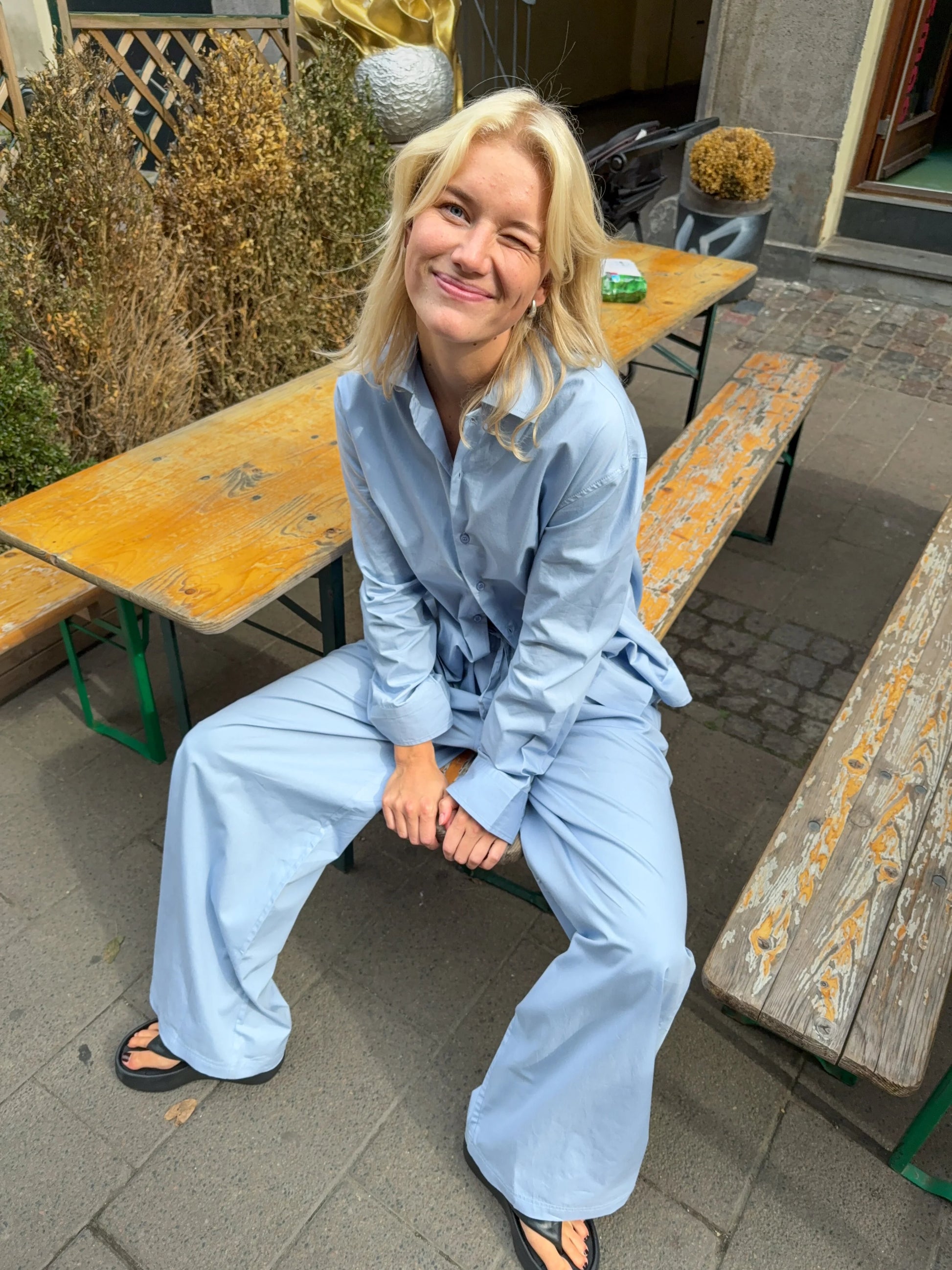 Sofie är 170 cm lång och bär storlek XL. | ljusblå