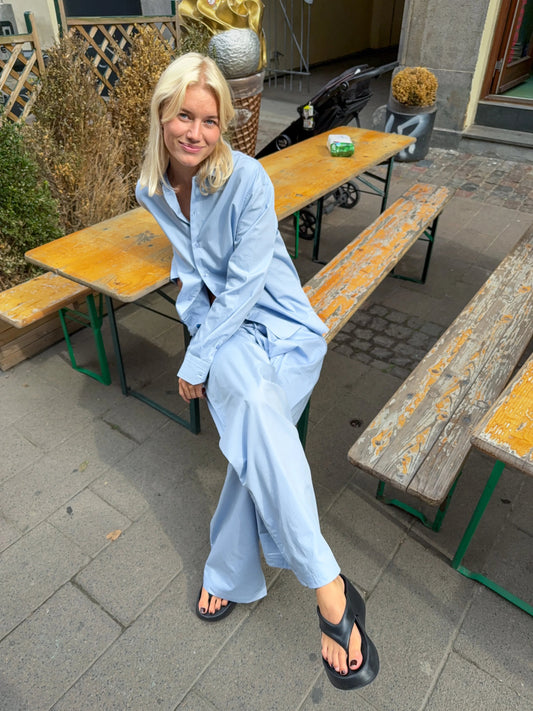 Sofie är 170 cm lång och bär storlek M.