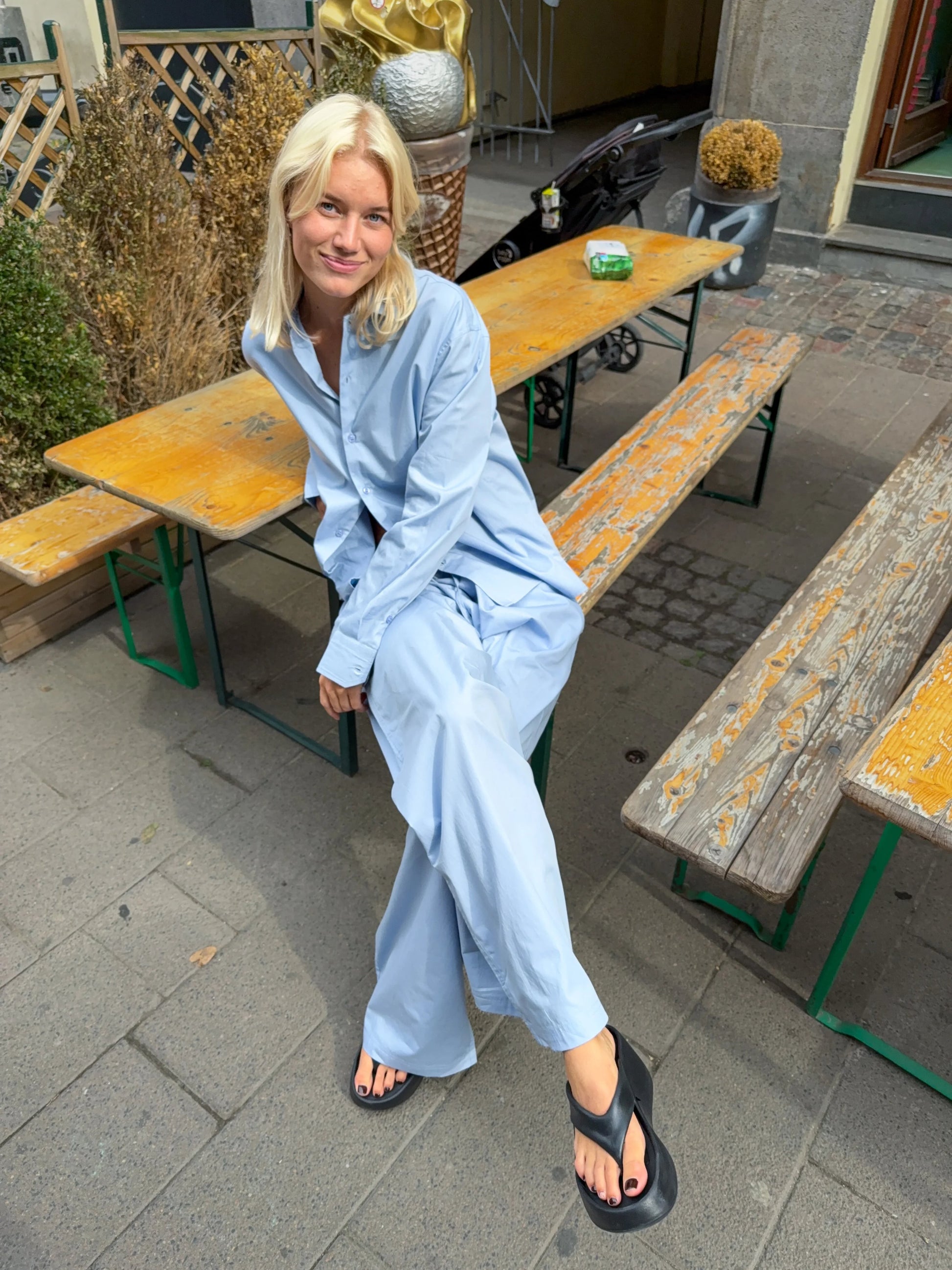 Sofie är 170 cm lång och bär storlek XL. | ljusblå