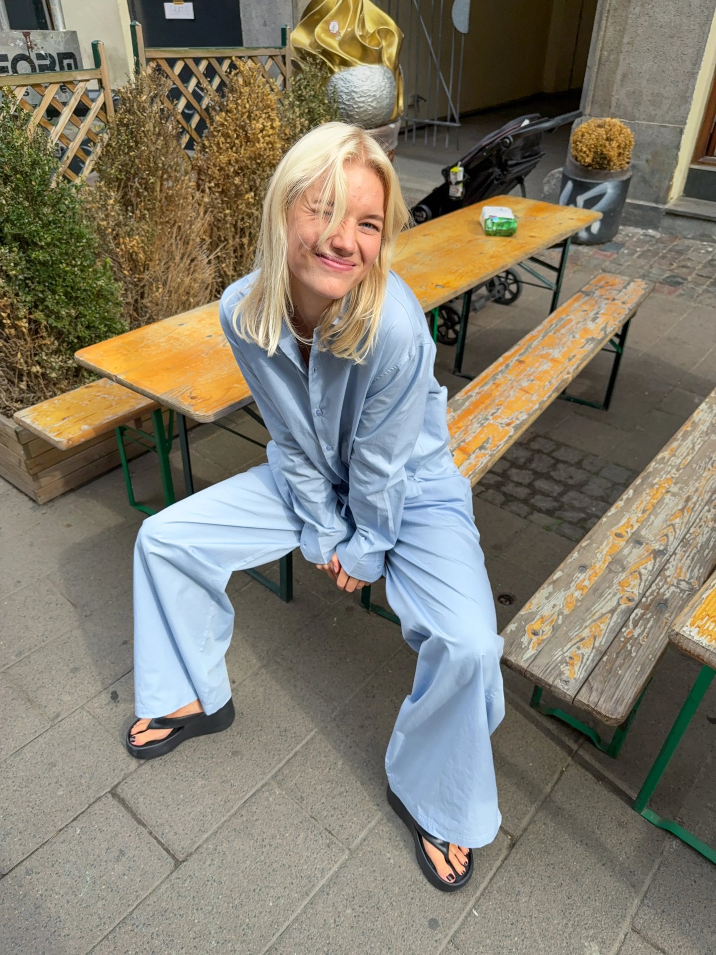 Sofie är 170 cm lång och bär storlek M. | ljusblå