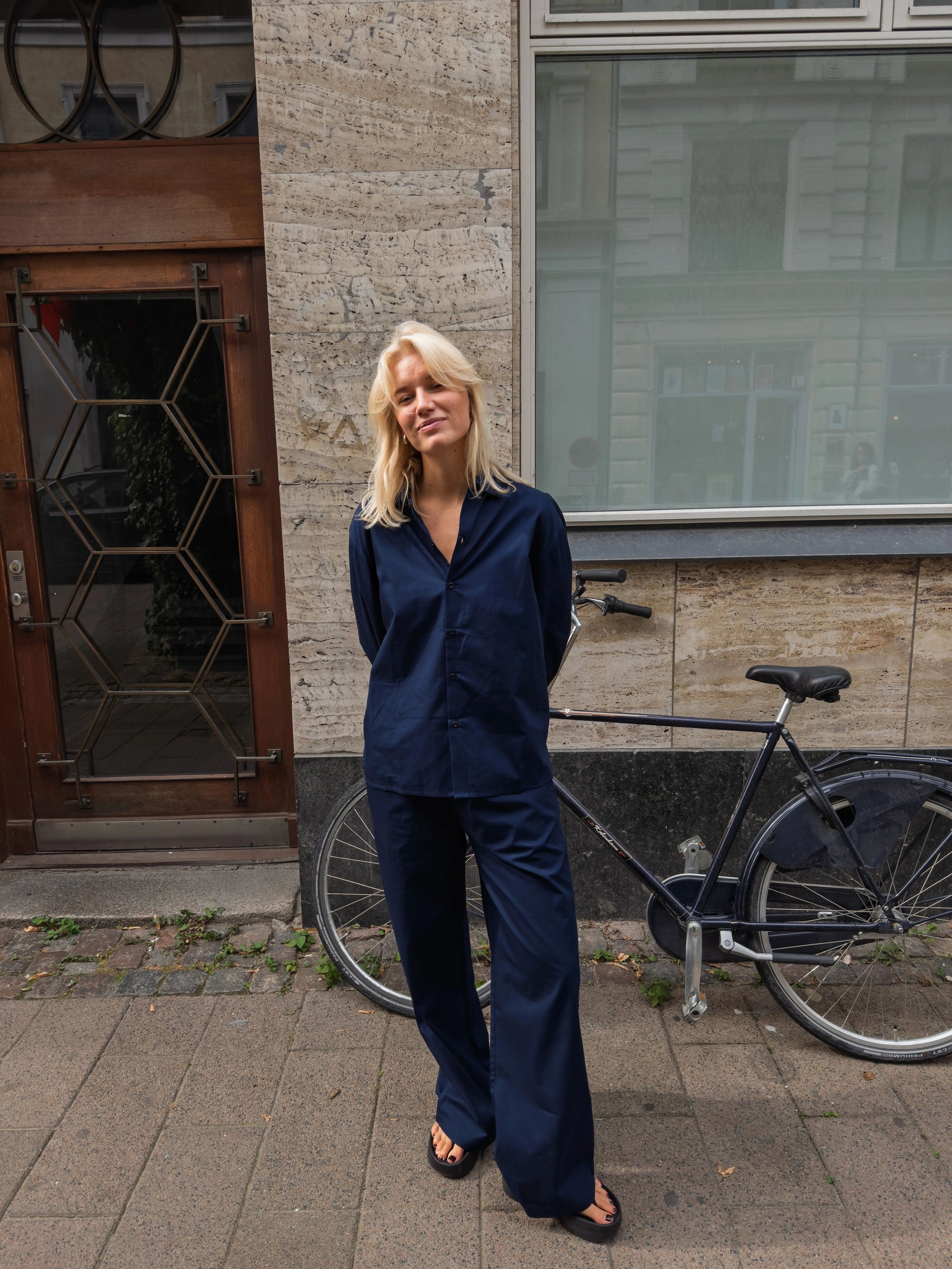 Sofie är 170 cm lång och bär storlek M. | mörkblå