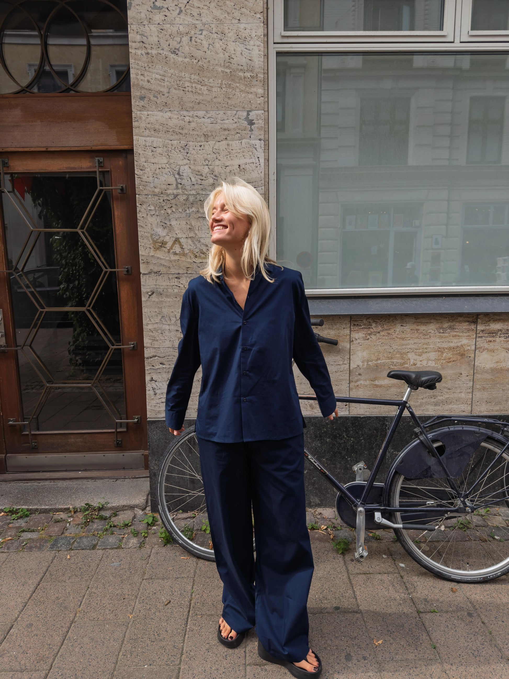 Sofie är 170 cm lång och bär storlek M. | mörkblå