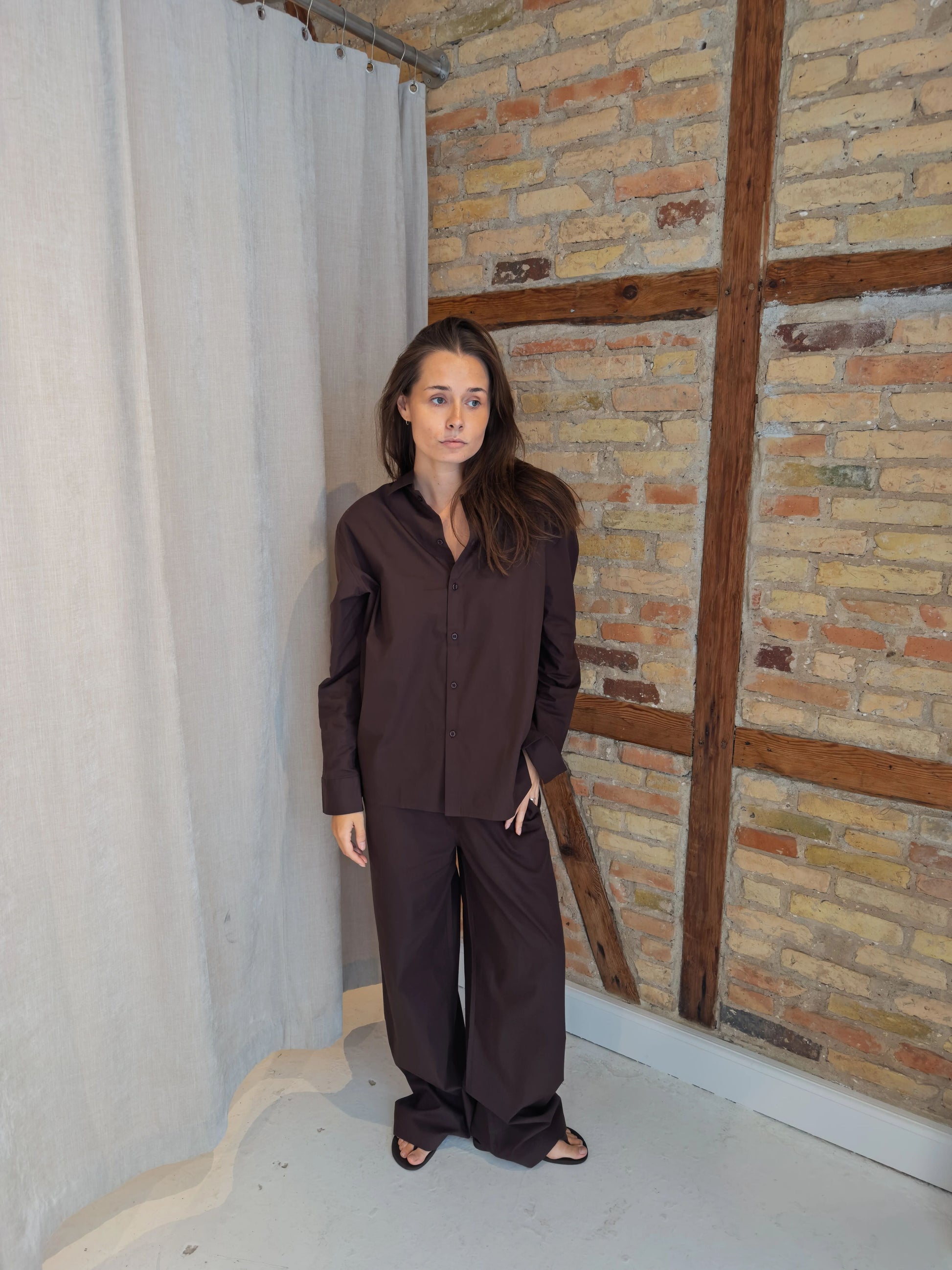 Celine är 168 cm lång och bär storlek M. | mörkbrun