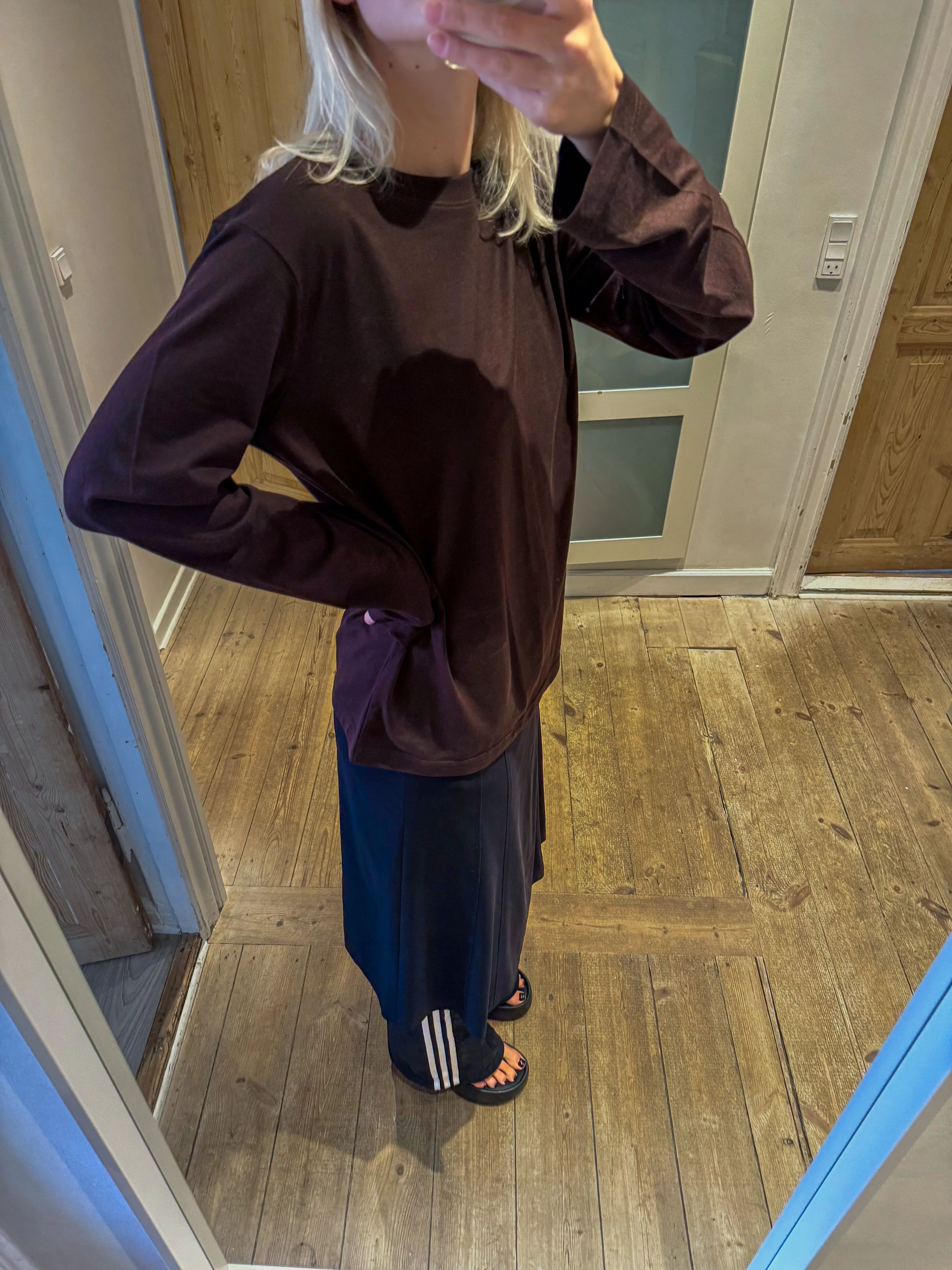 Sofie är 170 cm lång och bär storlek M. | mörkbrun