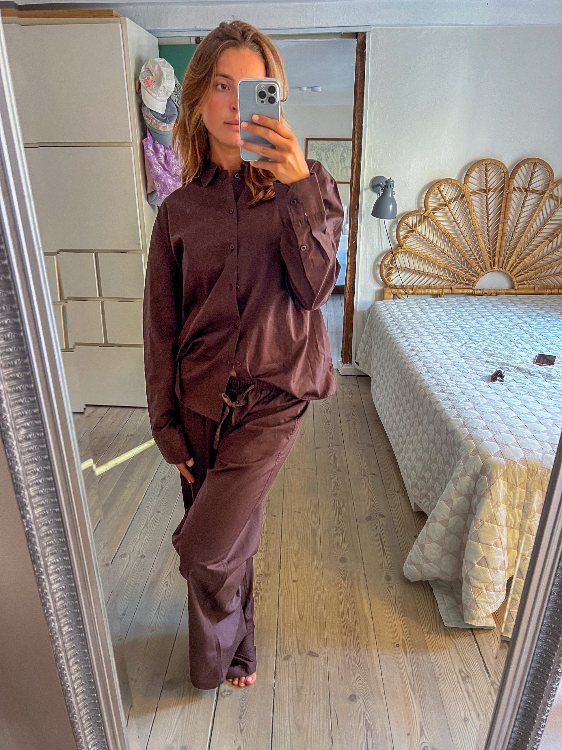 Sofie är 165 cm lång och bär storlek S. 