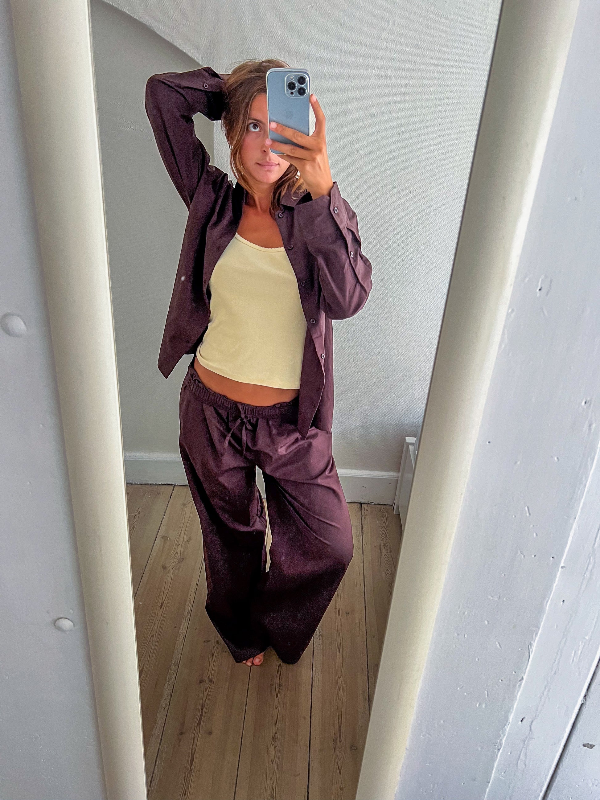 Sofie är 165 cm lång och bär storlek M. | mörkbrun