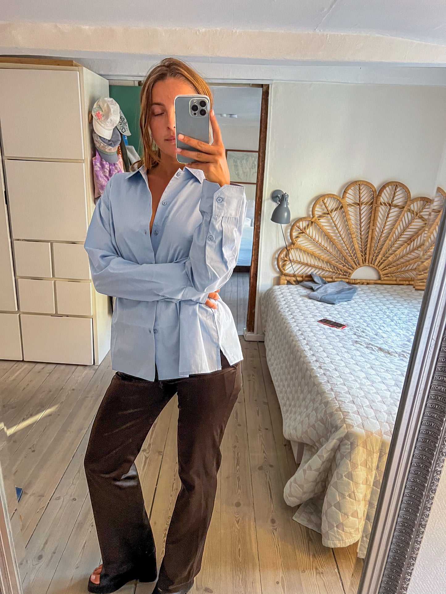 Sofie är 165 cm lång och bär storlek M. | ljusblå