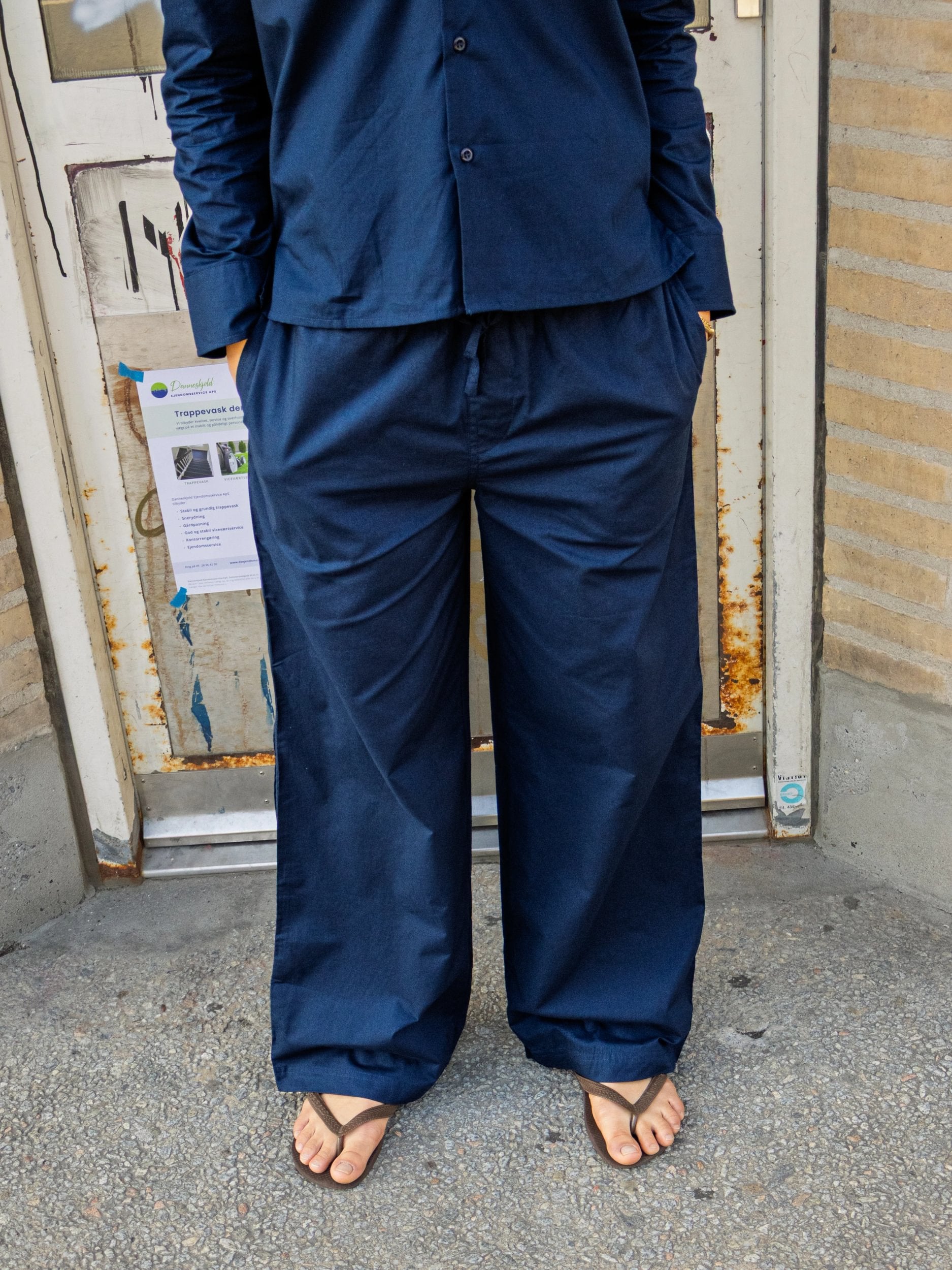 Kajsa är 174 cm lång och bär storlek S. | mörkblå