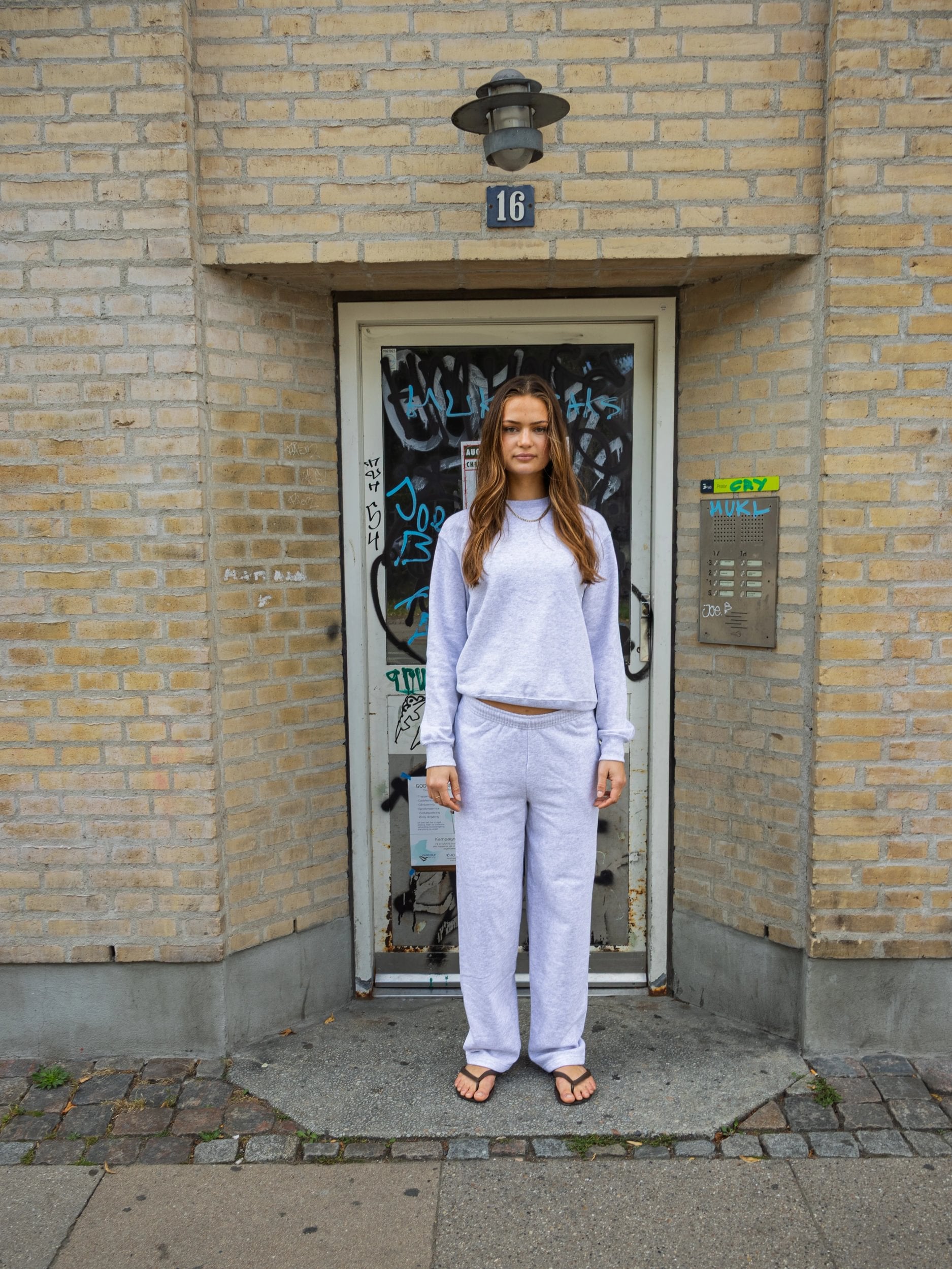 Kajsa är 174 cm lång och bär storlek S.