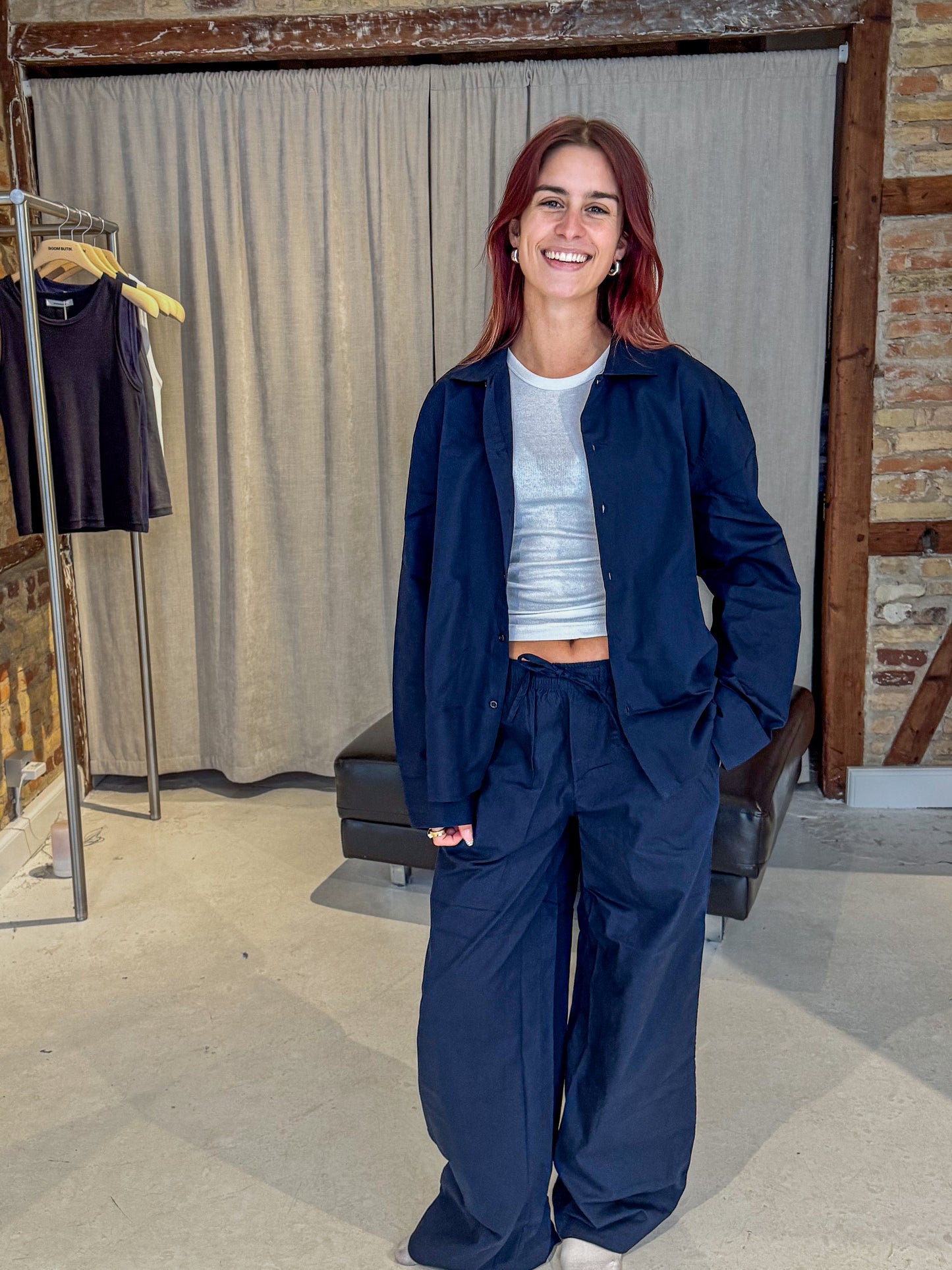 Mathilde är 165 cm lång och bär storlek M. | mörkblå