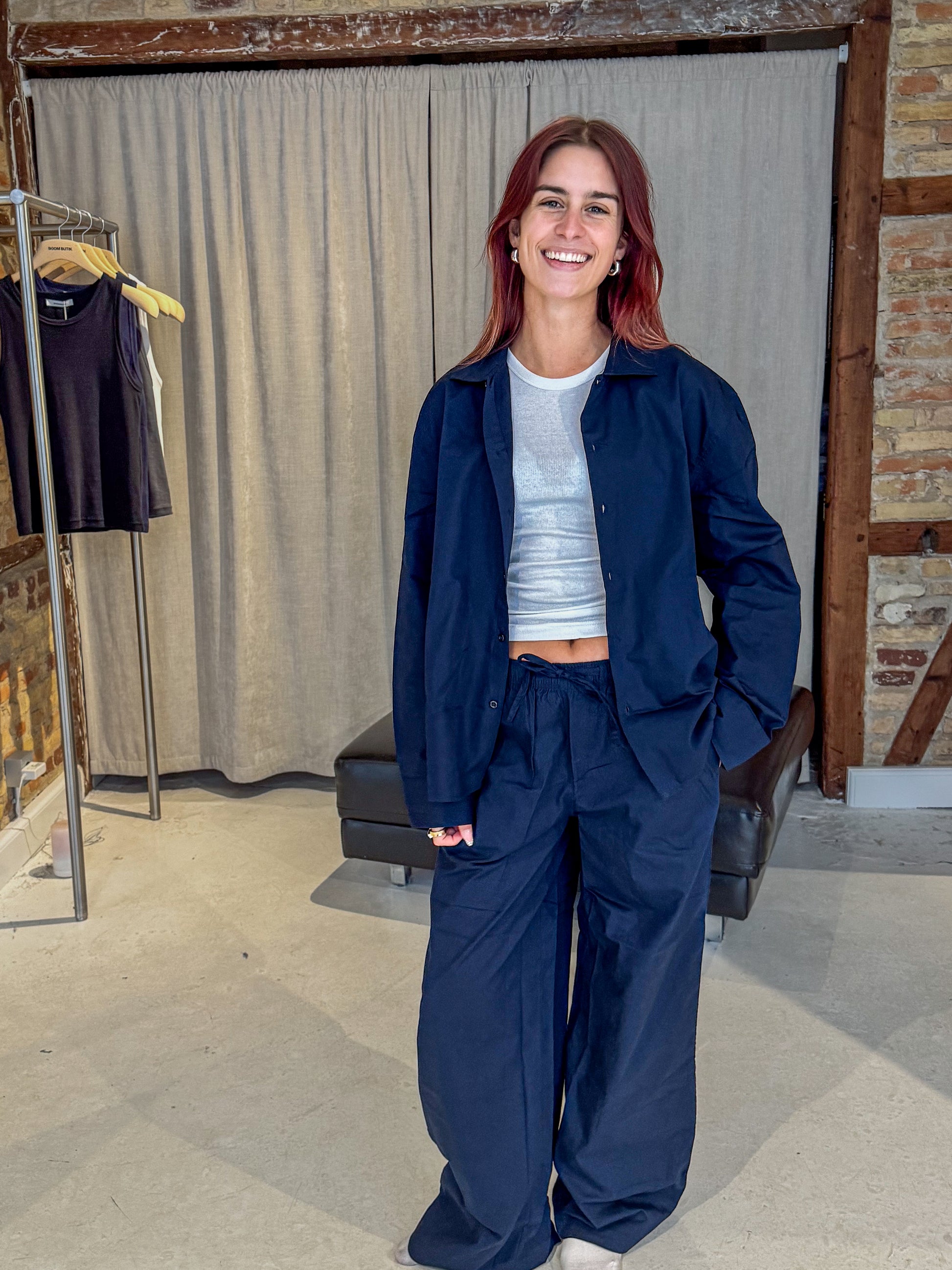 Mathilde är 165 cm lång och bär storlek M. | mörkblå