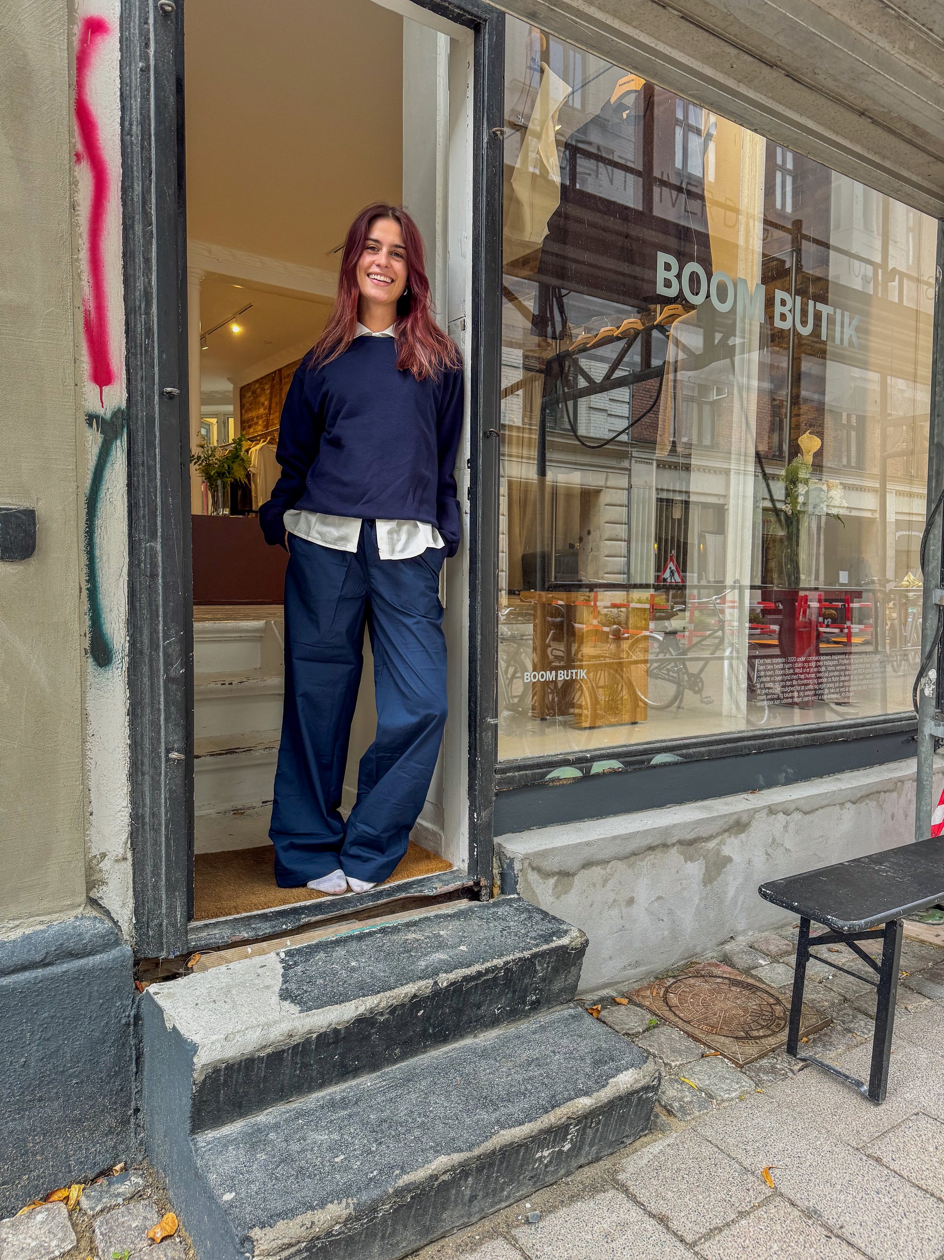 Mathilde är 165 cm lång och bär storlek M | mörkblå