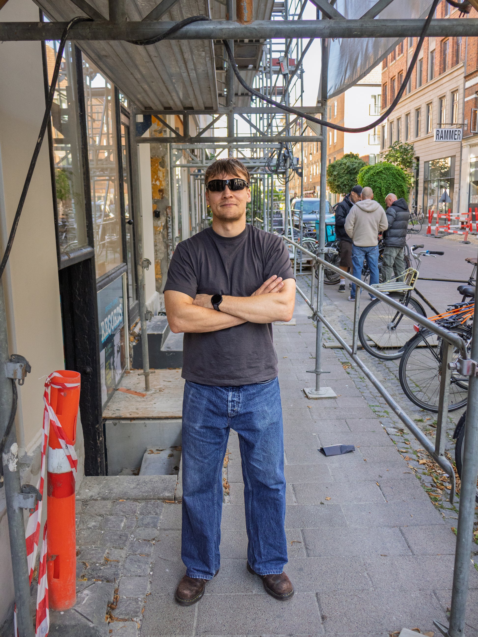 Johan är 179 cm lång och bär storlek L. | mörkgrå