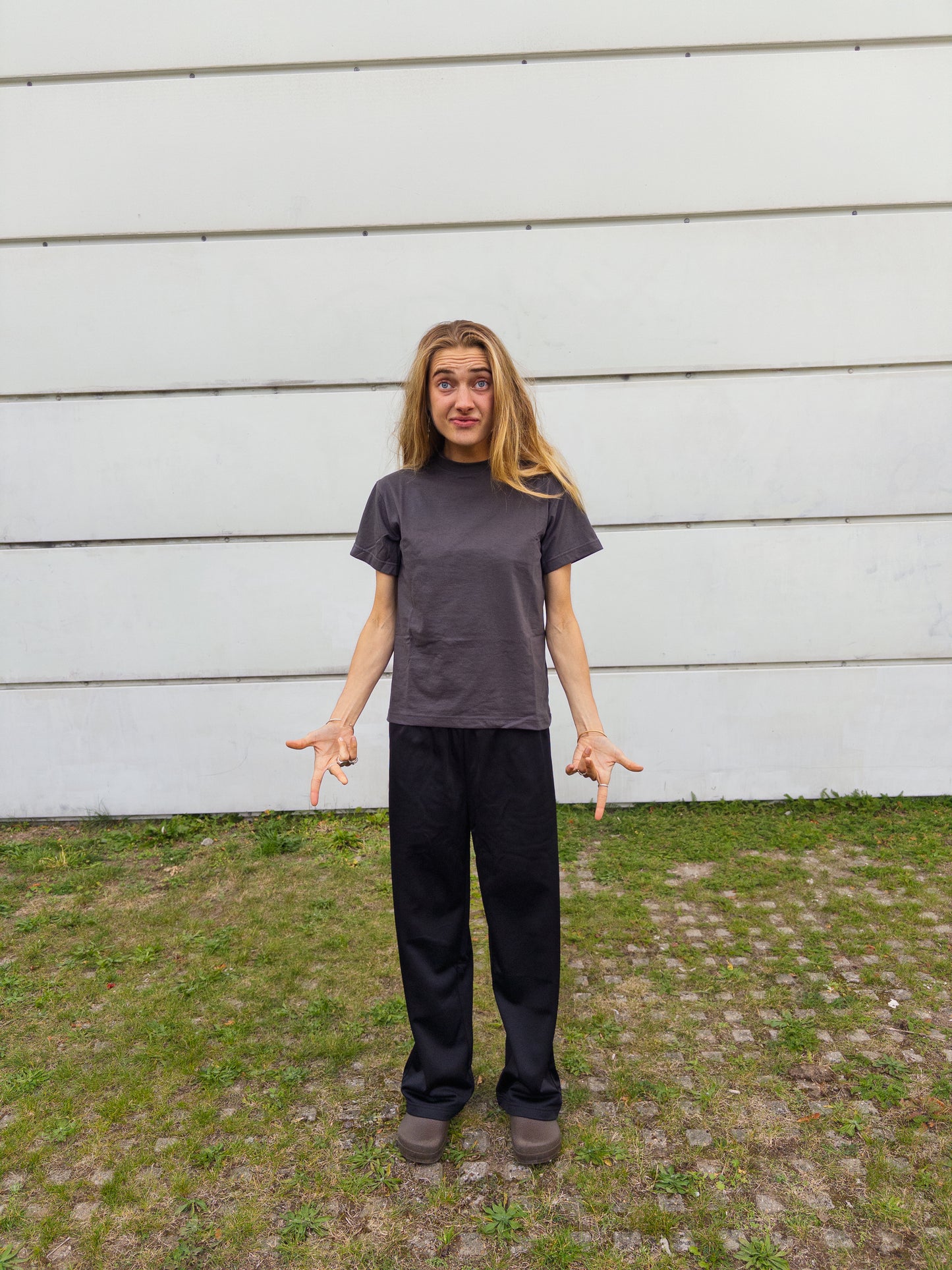 Alma är 174 cm lång och bär storlek M. | mörkgrå