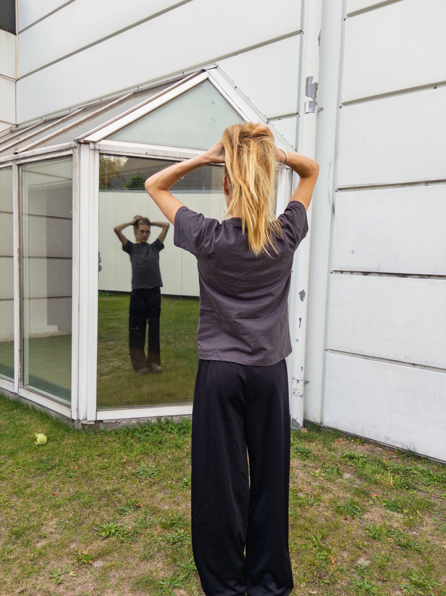 Alma är 174 cm lång och bär storlek M. | mörkgrå