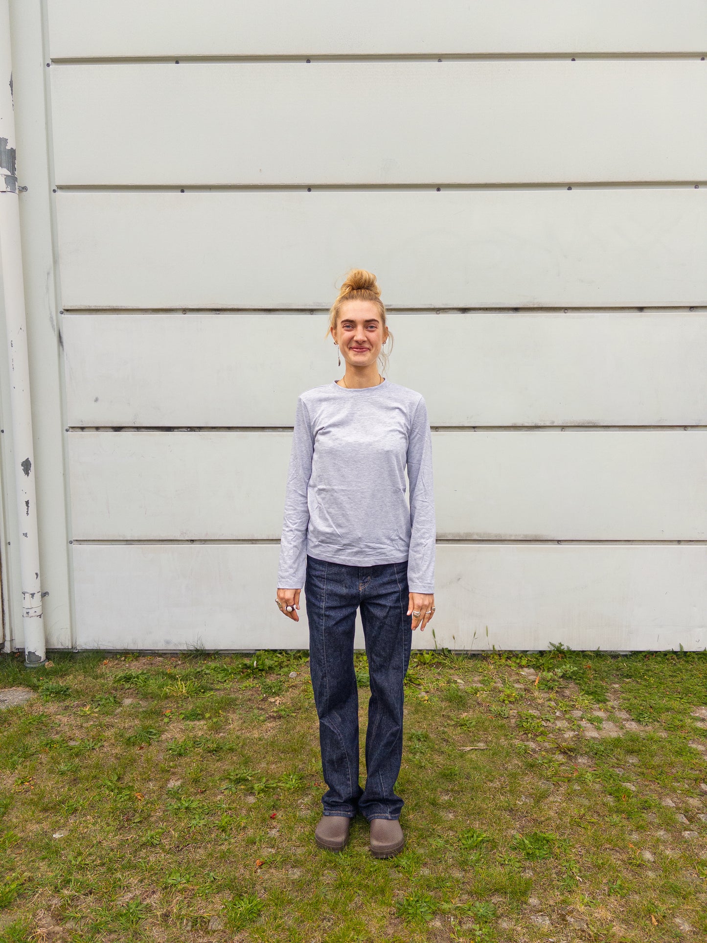 Alma är 174 cm lång och bär storlek M. | grå