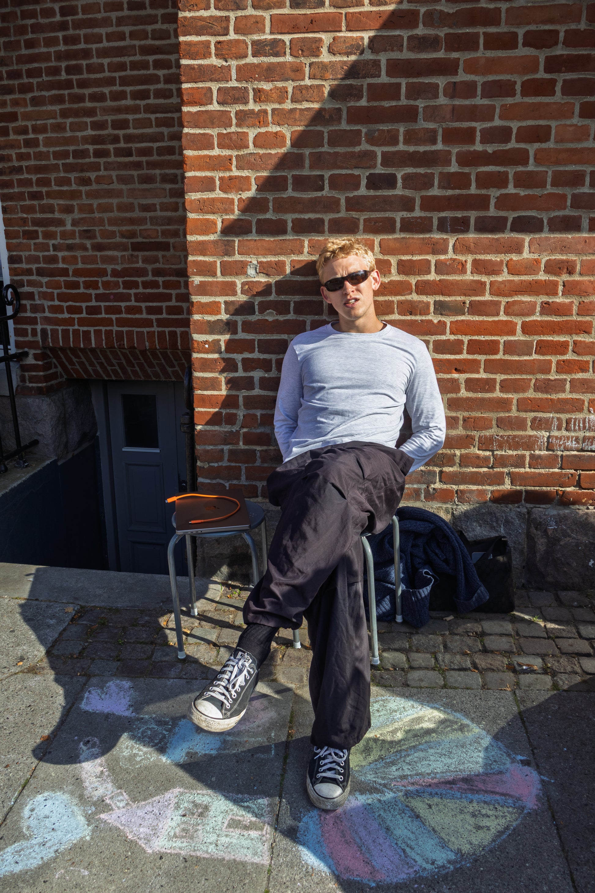 Peter är 188 cm lång och bär storlek XL. | svart