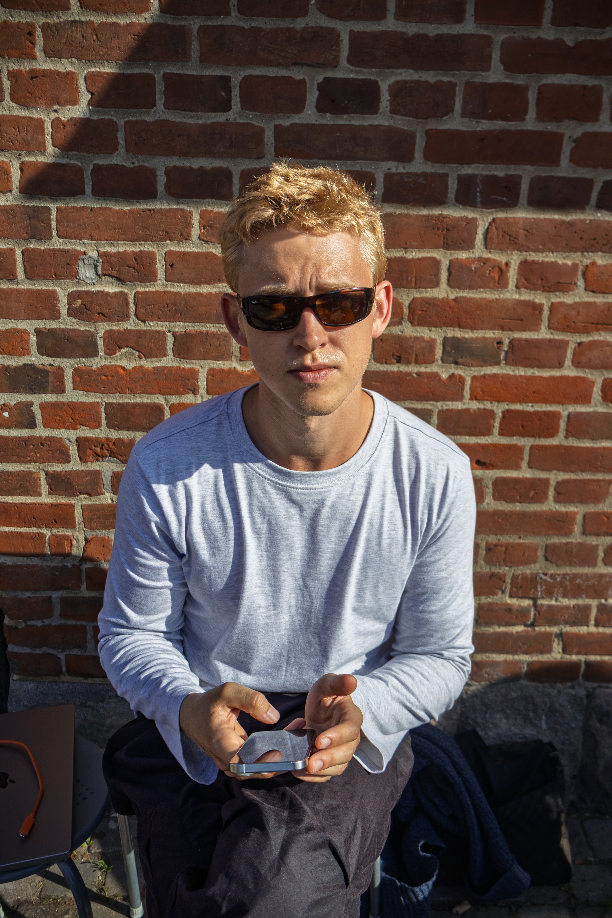 Peter är 188 cm lång och bär storlek XL. | grå