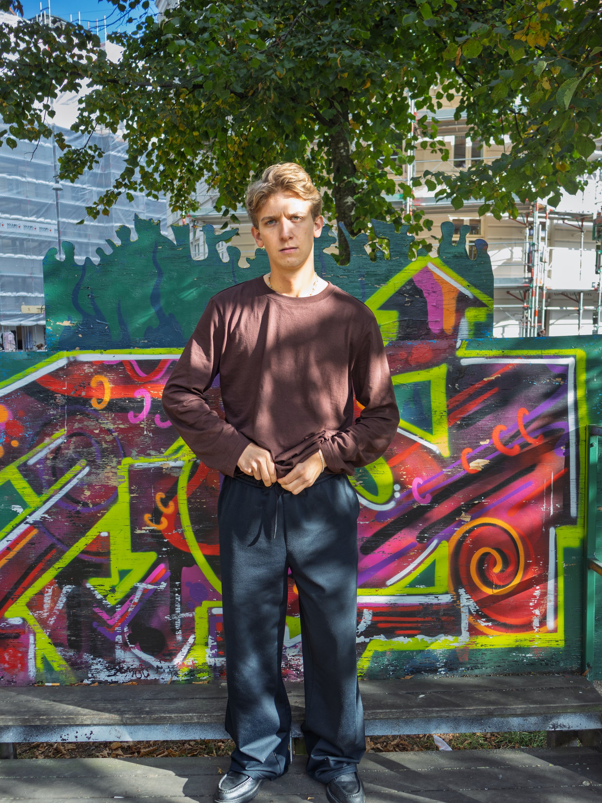 August är 185 cm lång och bär storlek XL. | mörkbrun