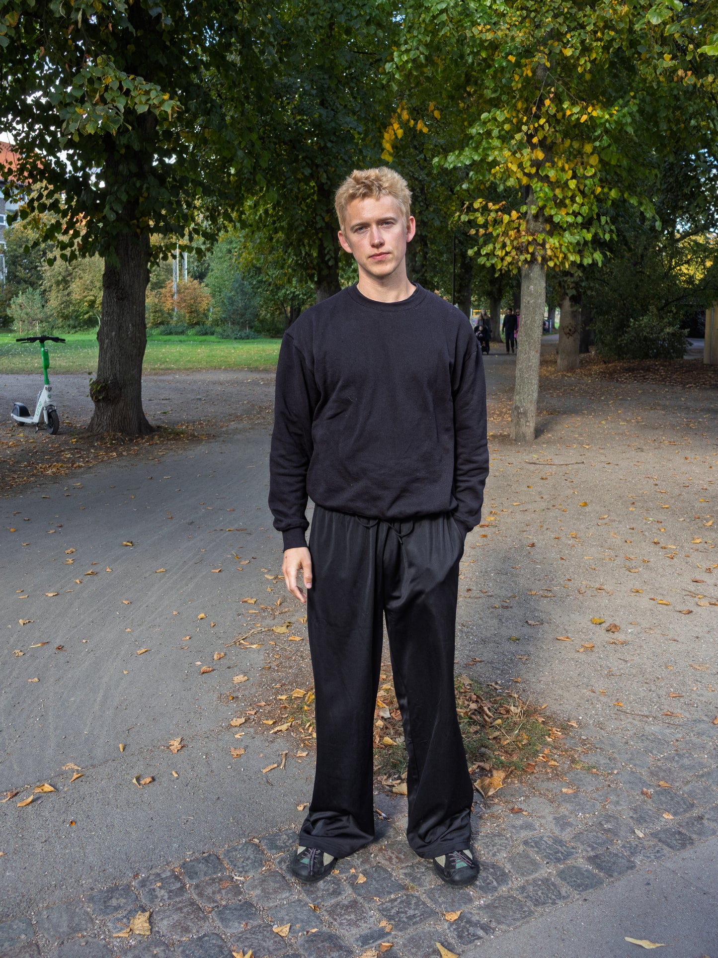 Peter är 188 cm lång och bär storlek XL. | svart