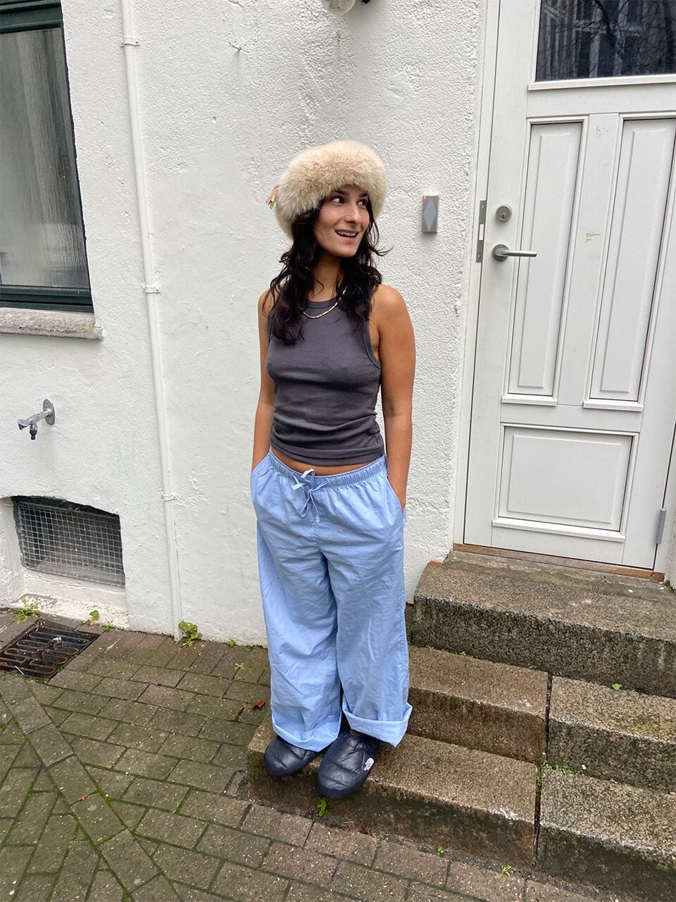 Anna är 168 cm lång och använder storlek M.