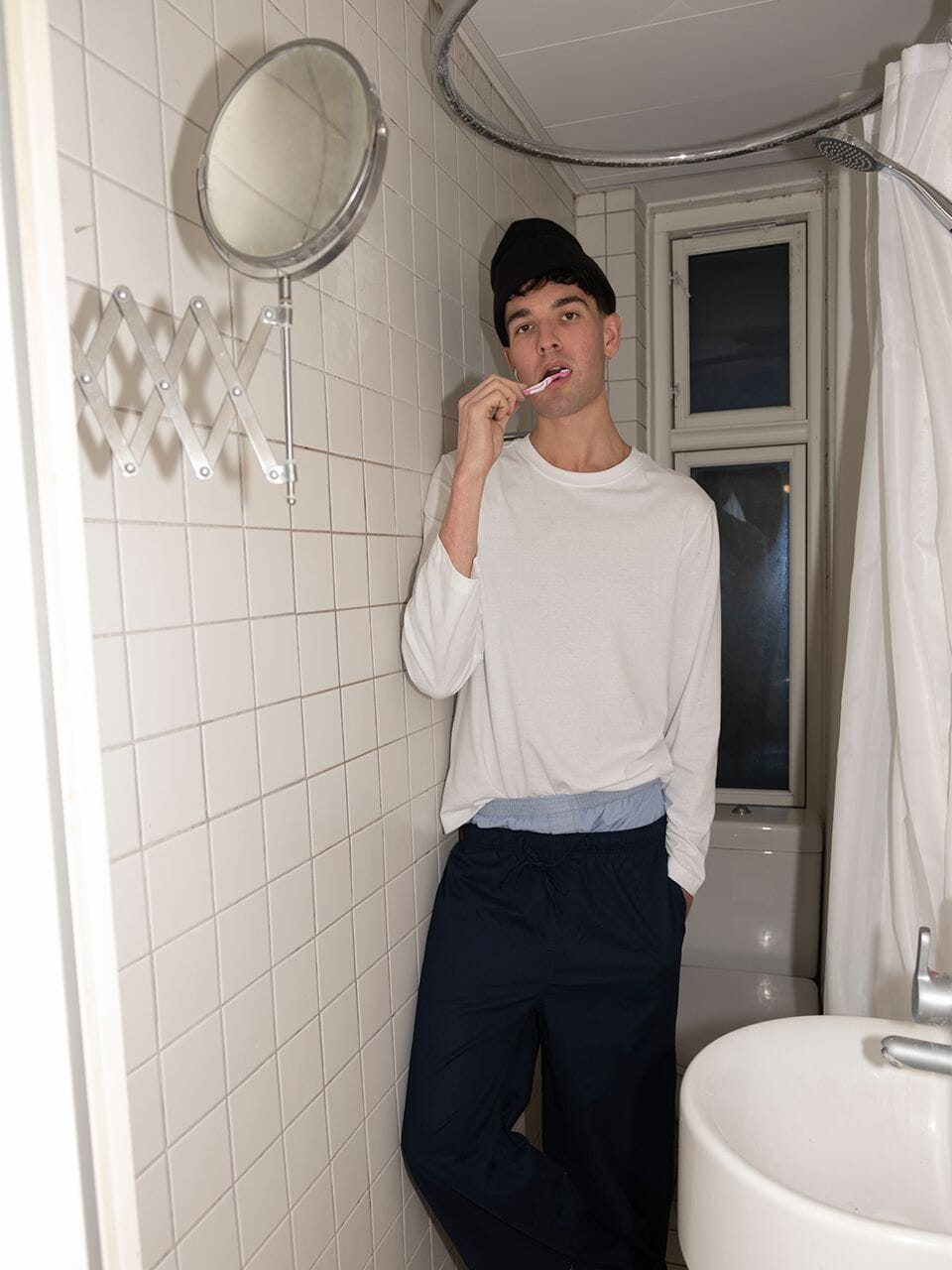 Hugo är 197 cm lång och använder storlek M-L. 