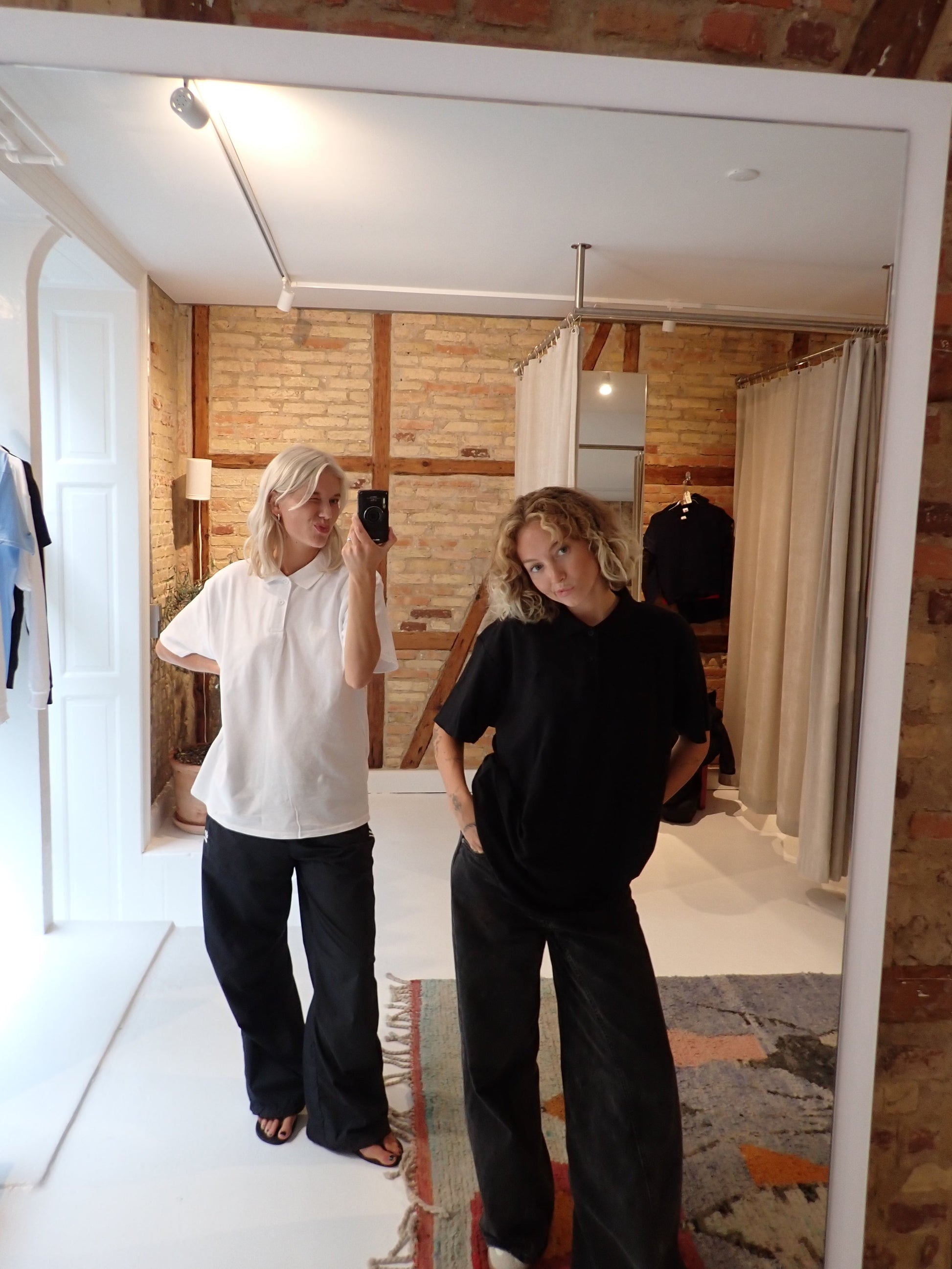 Sofie (tv.) är 170 cm lång och bär storlek M. | vit