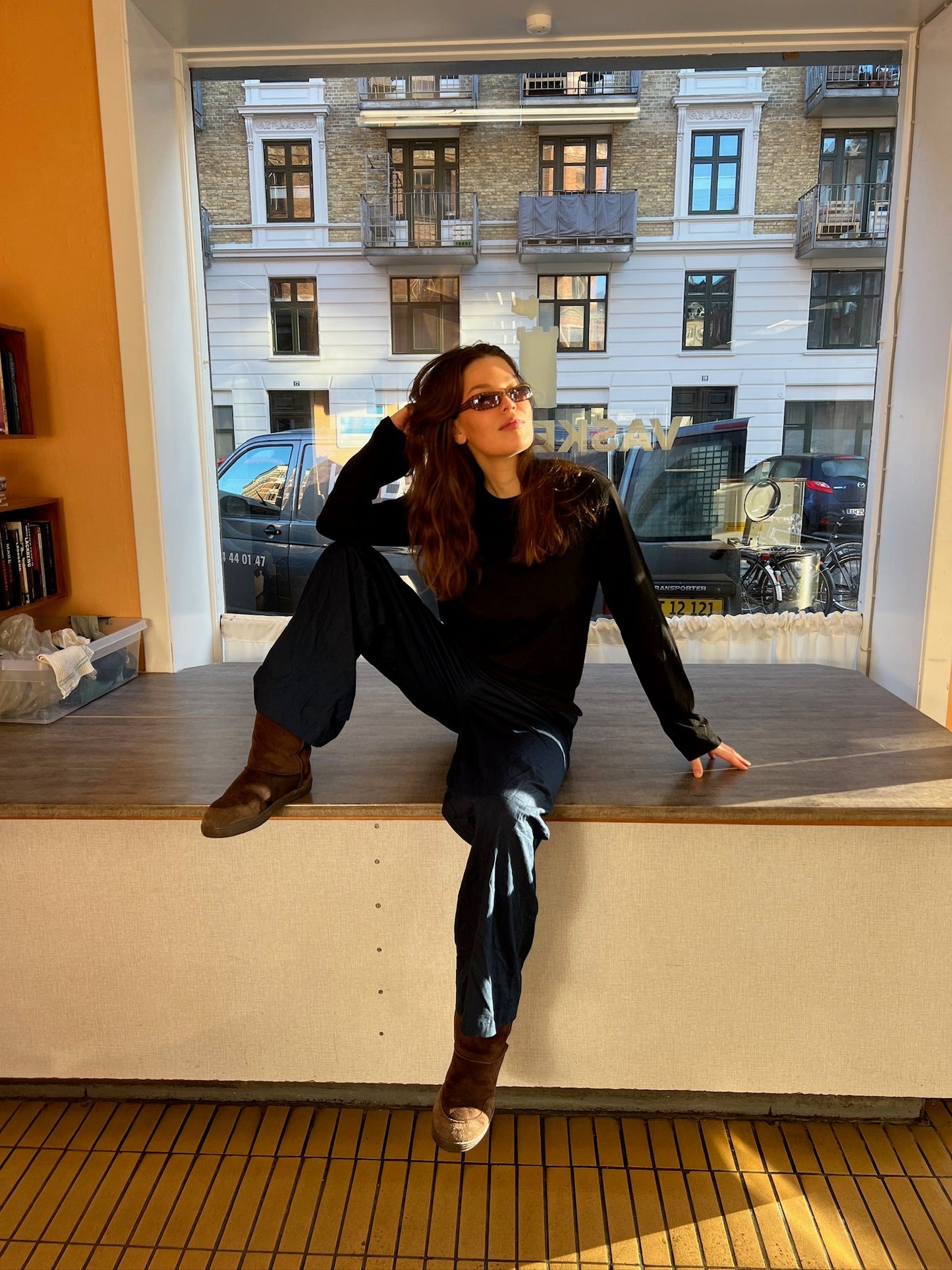 Charlotte är 178 cm lång och bär storlek M. | mörkblå