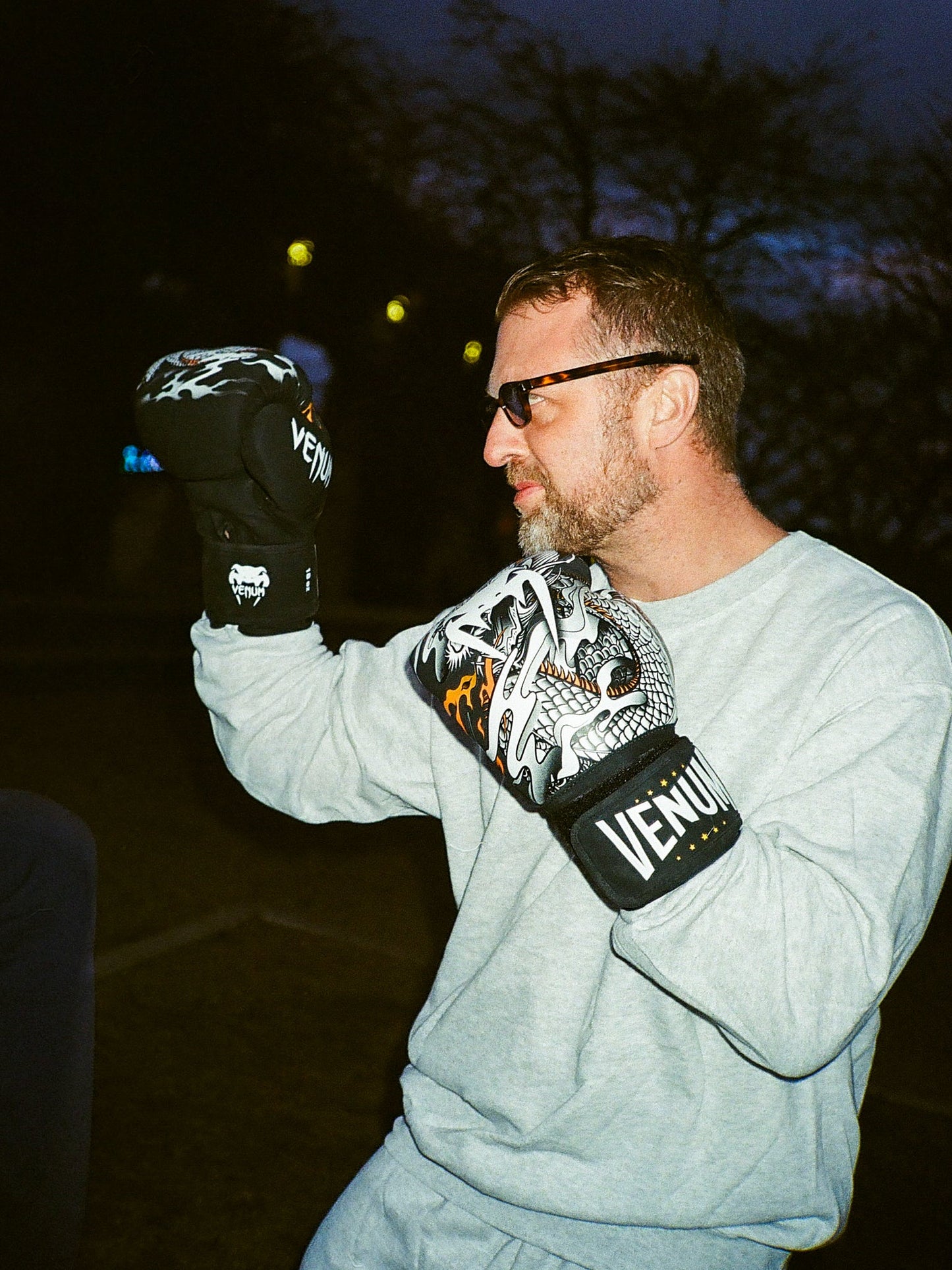 KT är 182 cm lång och bär storlek XL. | grå