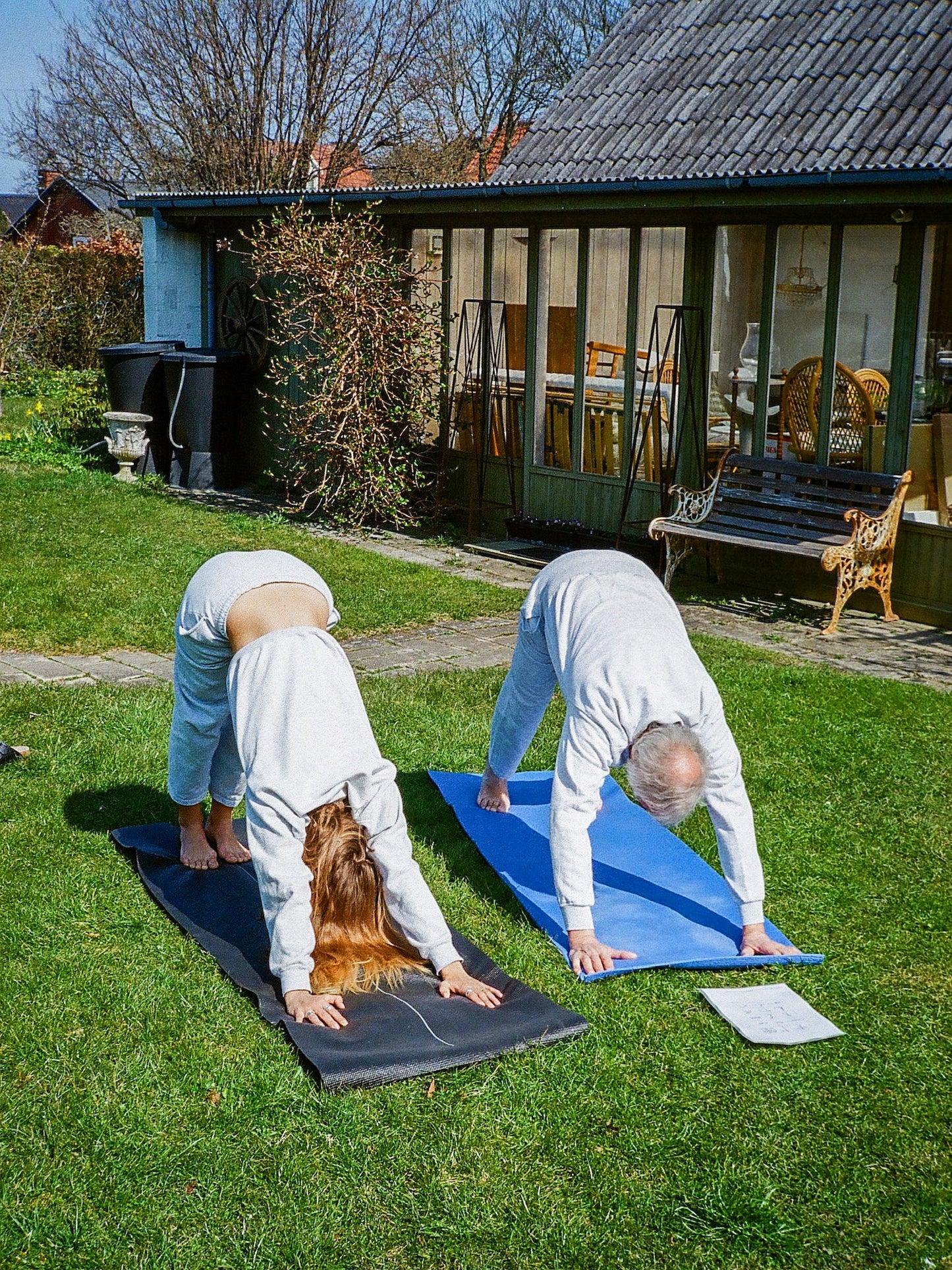 Lea (178 cm) bär storlek S, och Peter (182 cm) bär storlek M. | grå