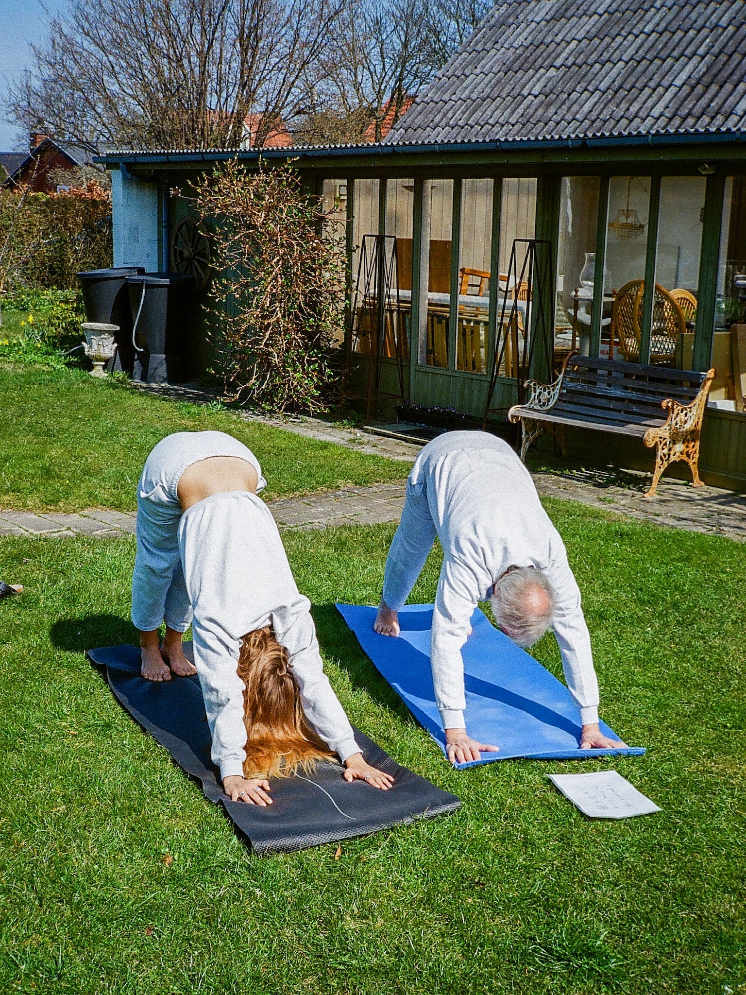 Lea (178 cm) bär storlek S, och Peter (182 cm) bär storlek M. | grå
