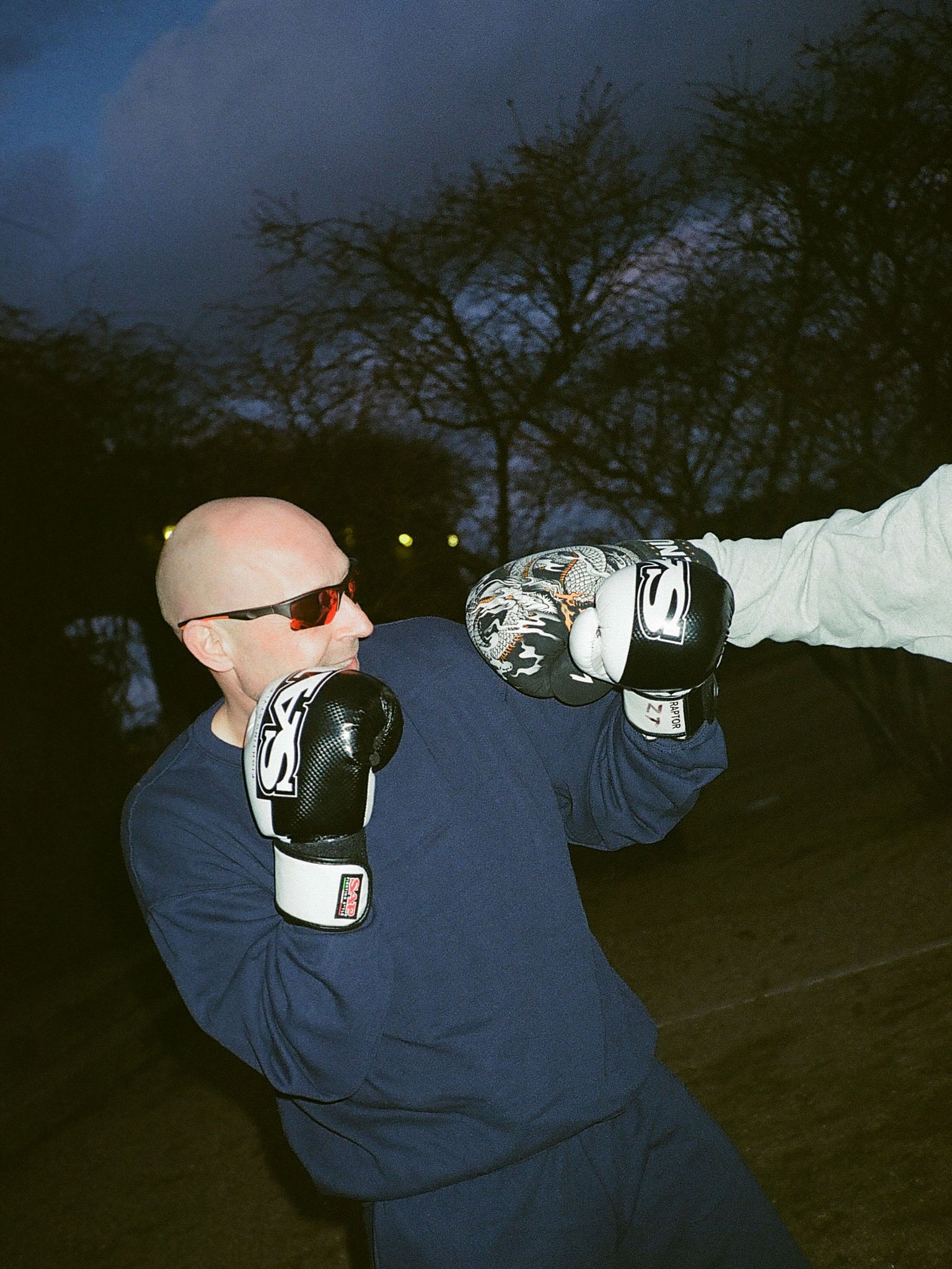 Peter är 185 cm lång och bär storlek XL. | mörkblå