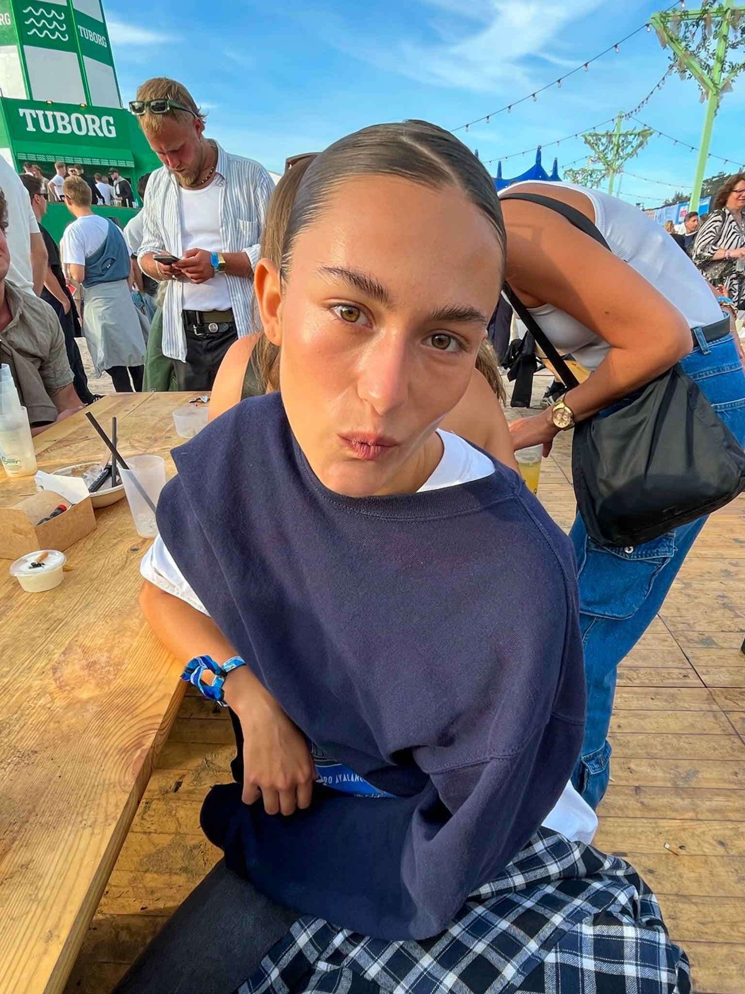 Monica är 173 cm lång och bär storlek L. | mörkblå