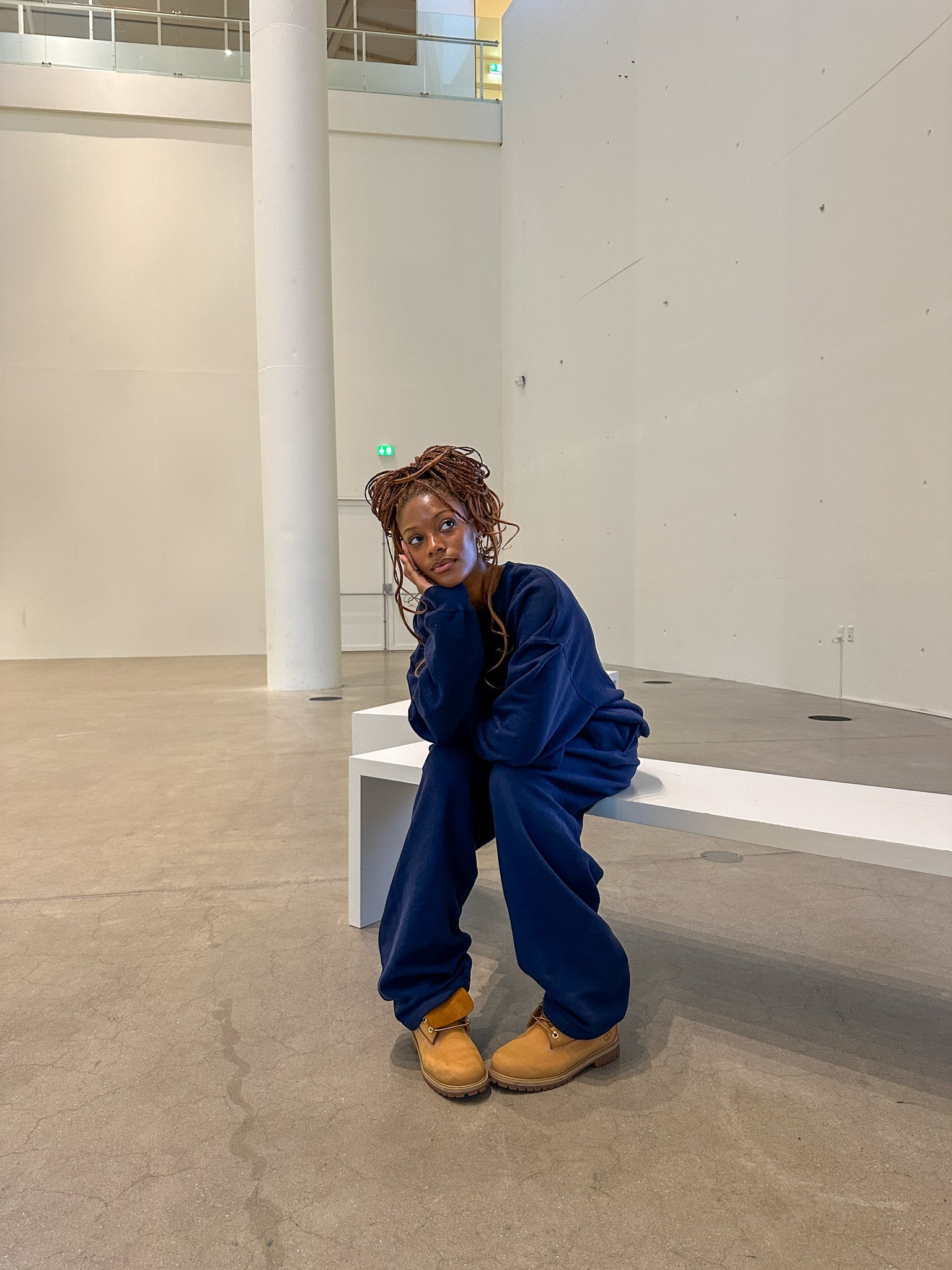 Jemimah är 173 cm lång och bär storlek XL. | mörkblå