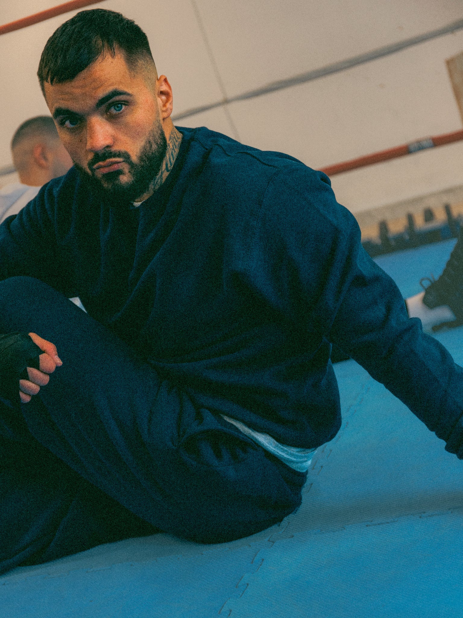 Sune är 183 cm lång och bär storlek XL. | mörkblå