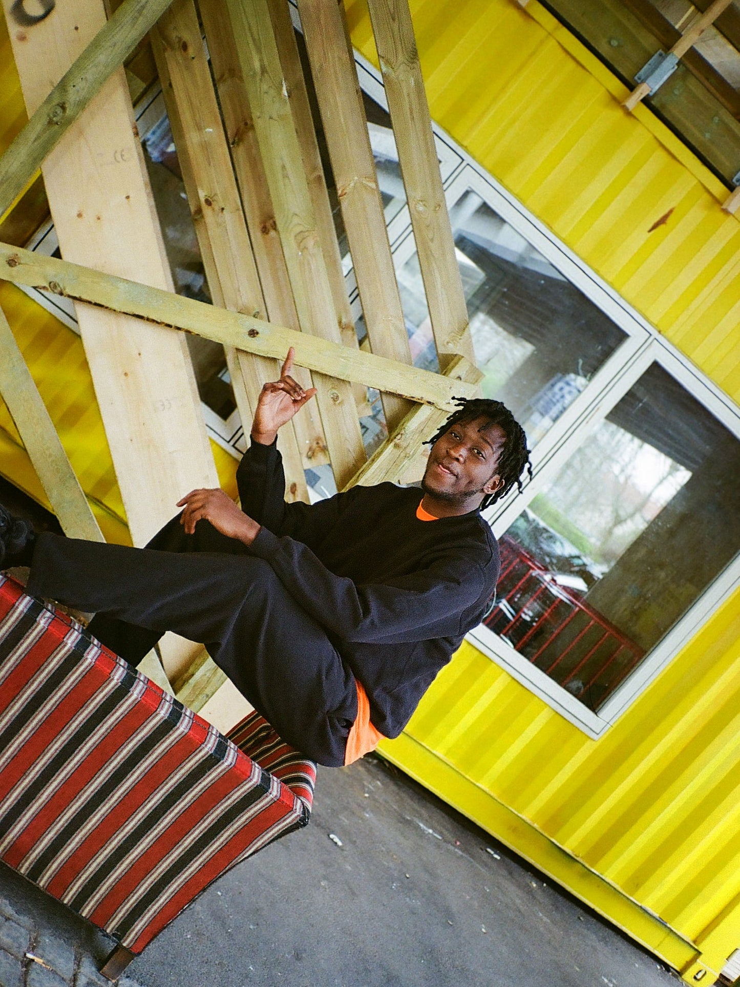 Maxwell är 190 cm lång och bär storlek XL. | svart