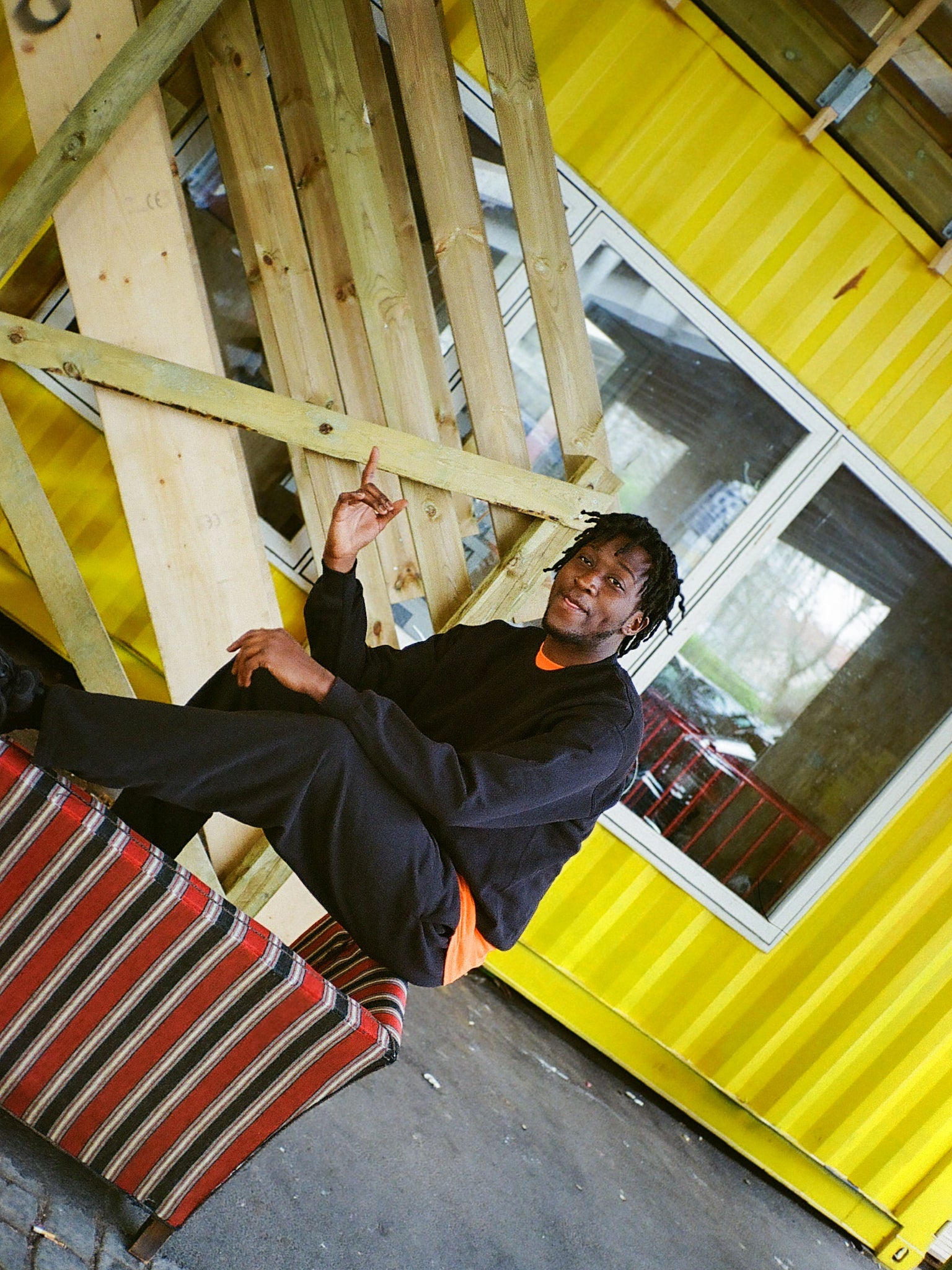 Maxwell är 190 cm lång och bär storlek XL. | svart