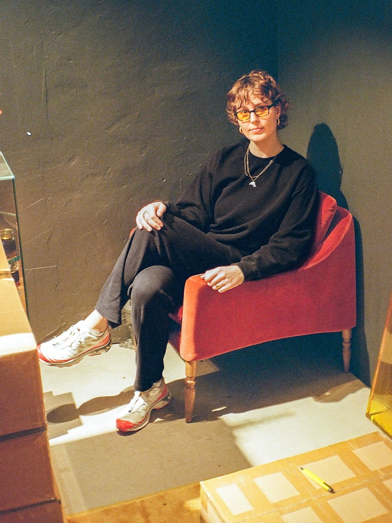 Alberte är 182 cm lång och bär storlek M. | svart