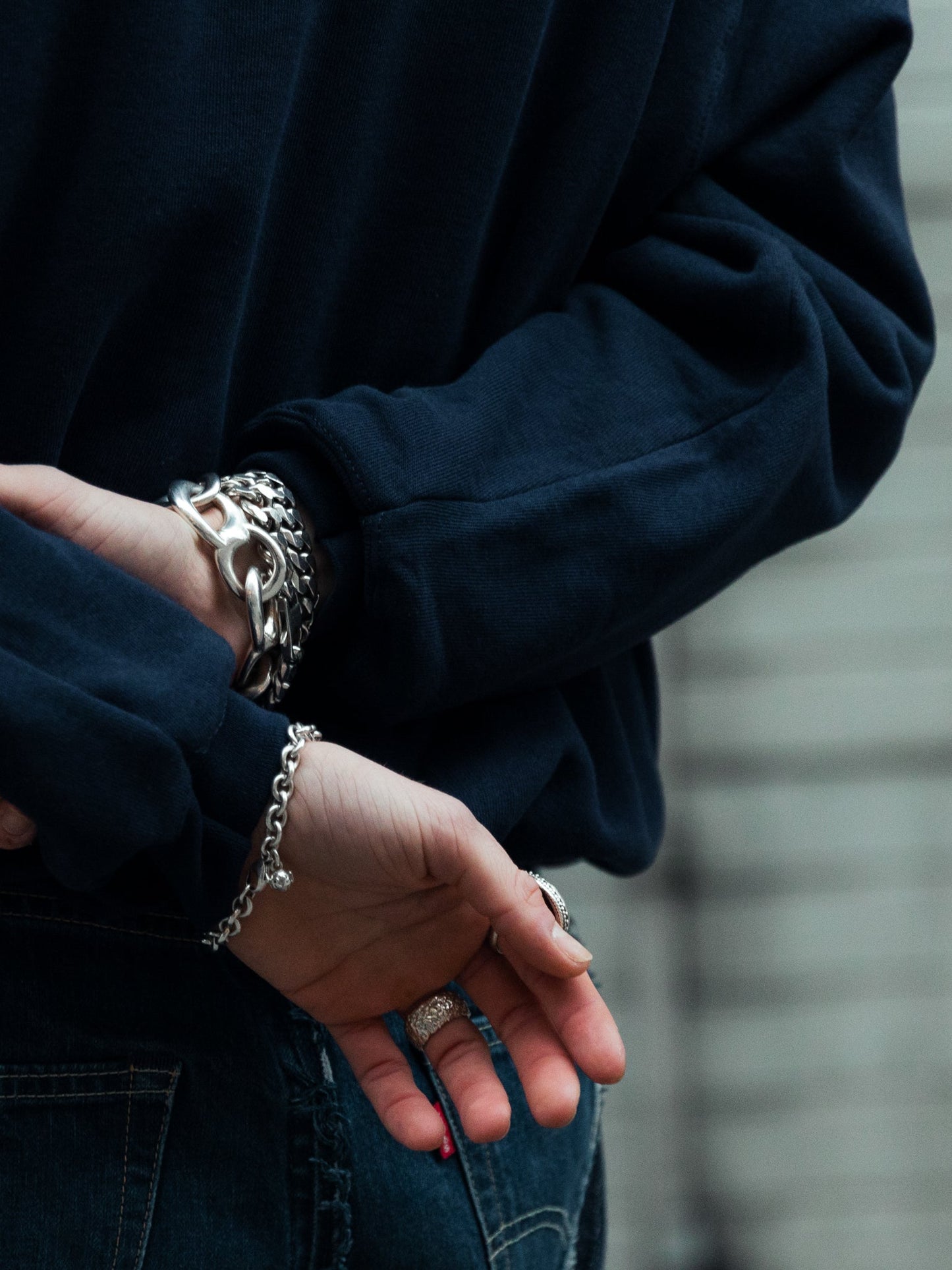 svart crewneck, smukke smykker! Kärlek, Boom | svart