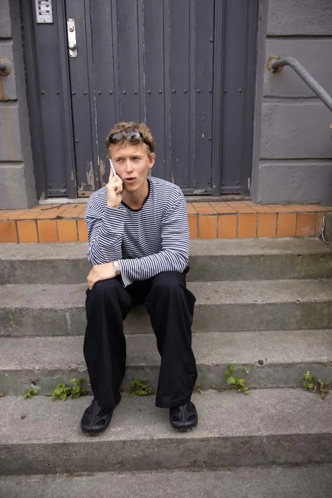 Peter är 188 cm lång och bär storlek L. | svart