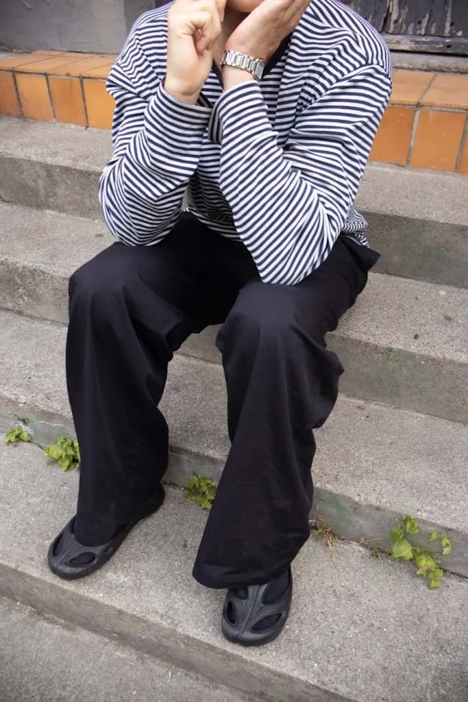 Peter är 188 cm lång och bär storlek L. | svart