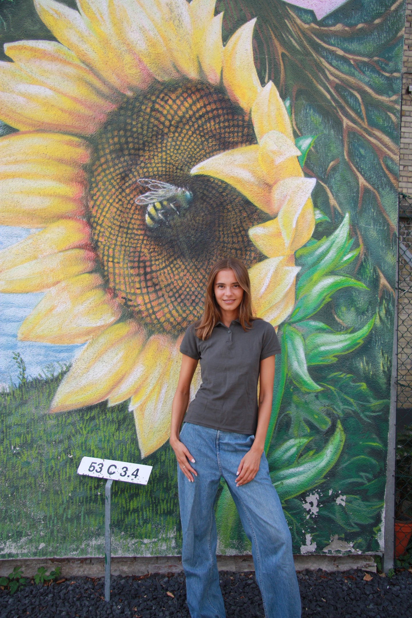 Sarah är 178 cm lång och bär storlek M. | mörkgrå