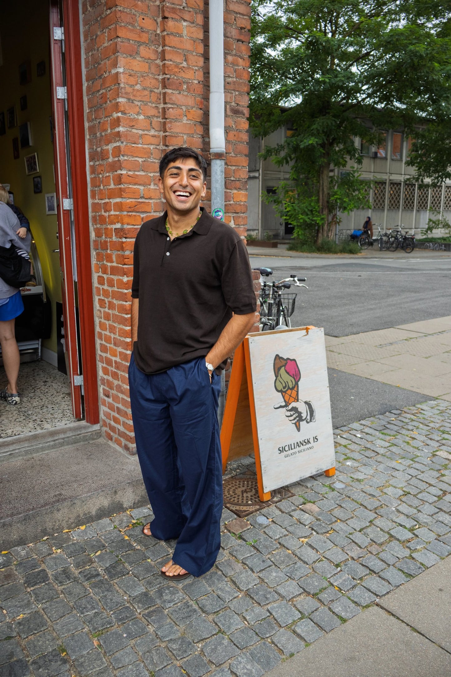 Emil är 183 cm lång och bär storlek L. | mörkblå