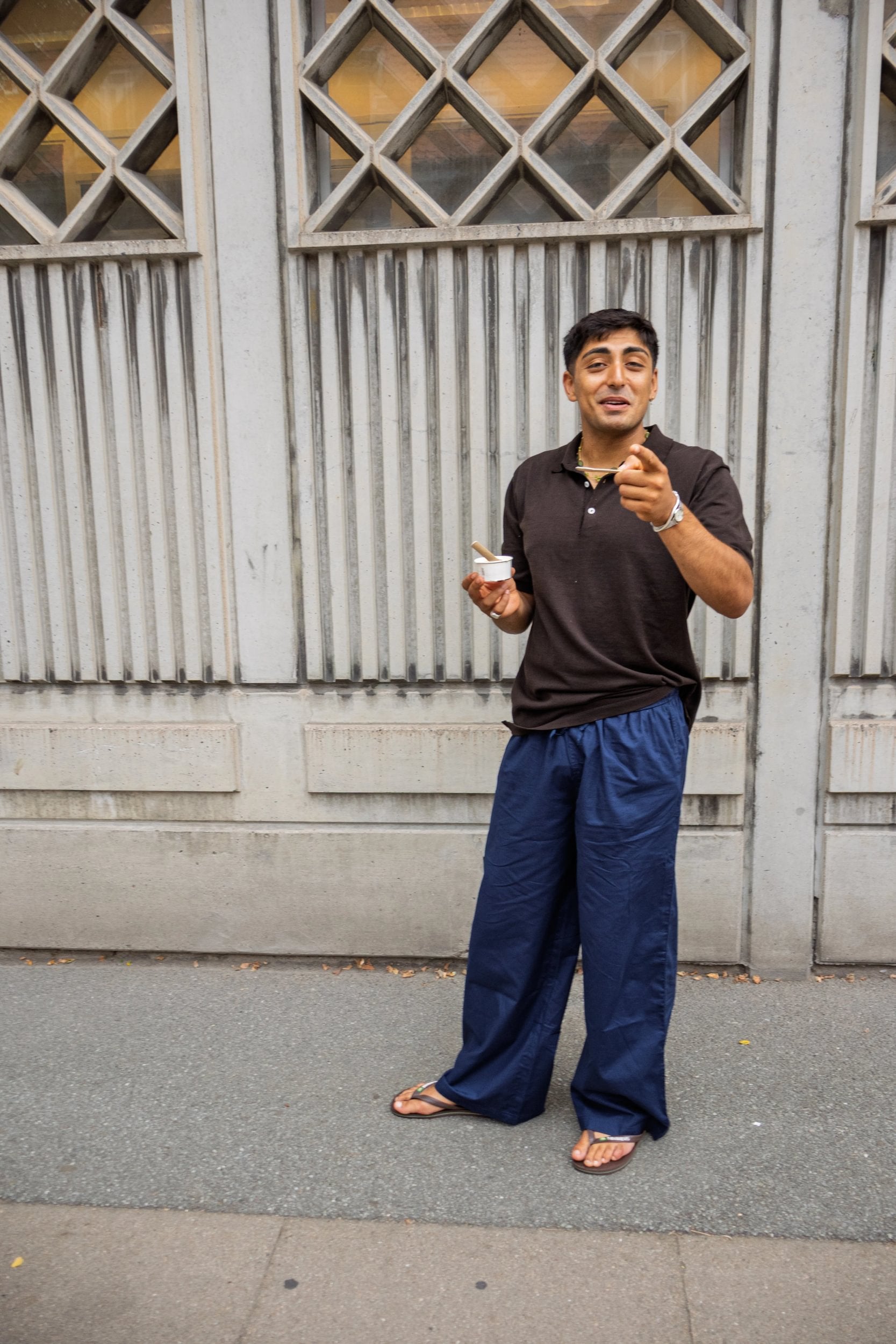 Emil är 183 cm lång och bär storlek L. | mörkblå