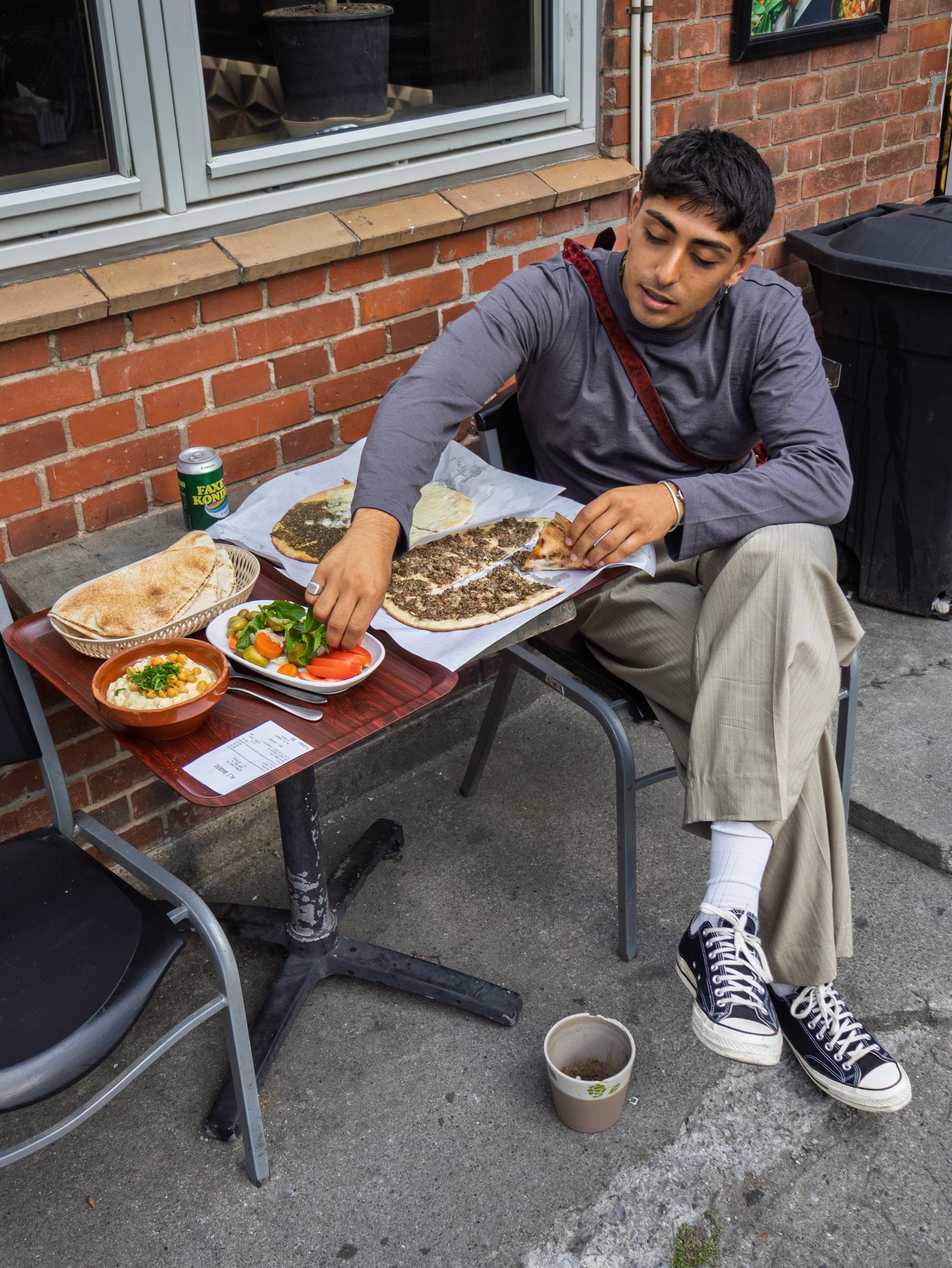 Emil är 183 cm lång och bär storlek L. 